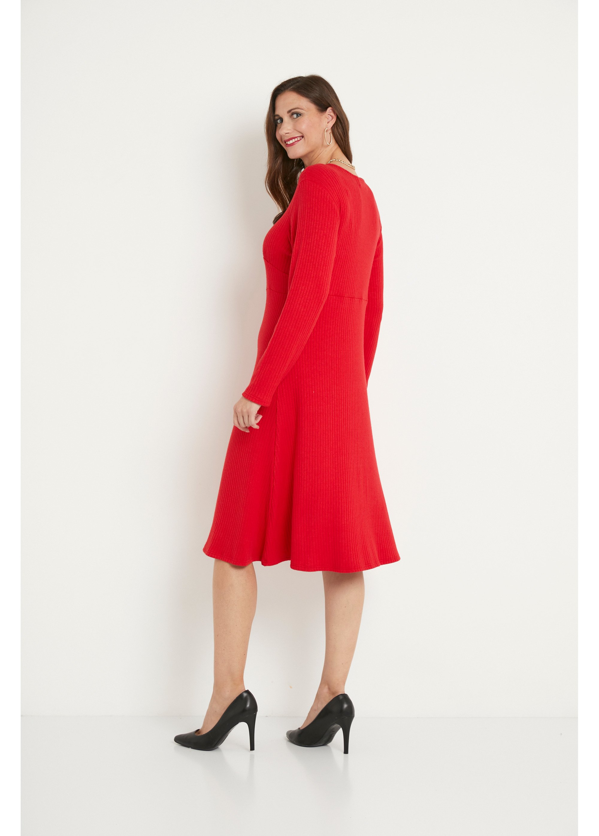 Robe unie courte col V en maille côtelée