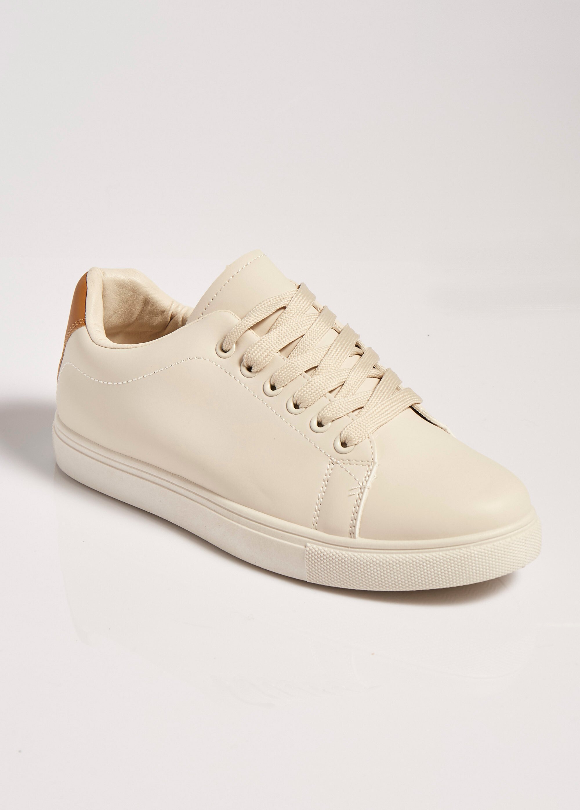Sneakers monochromes, style essentiel