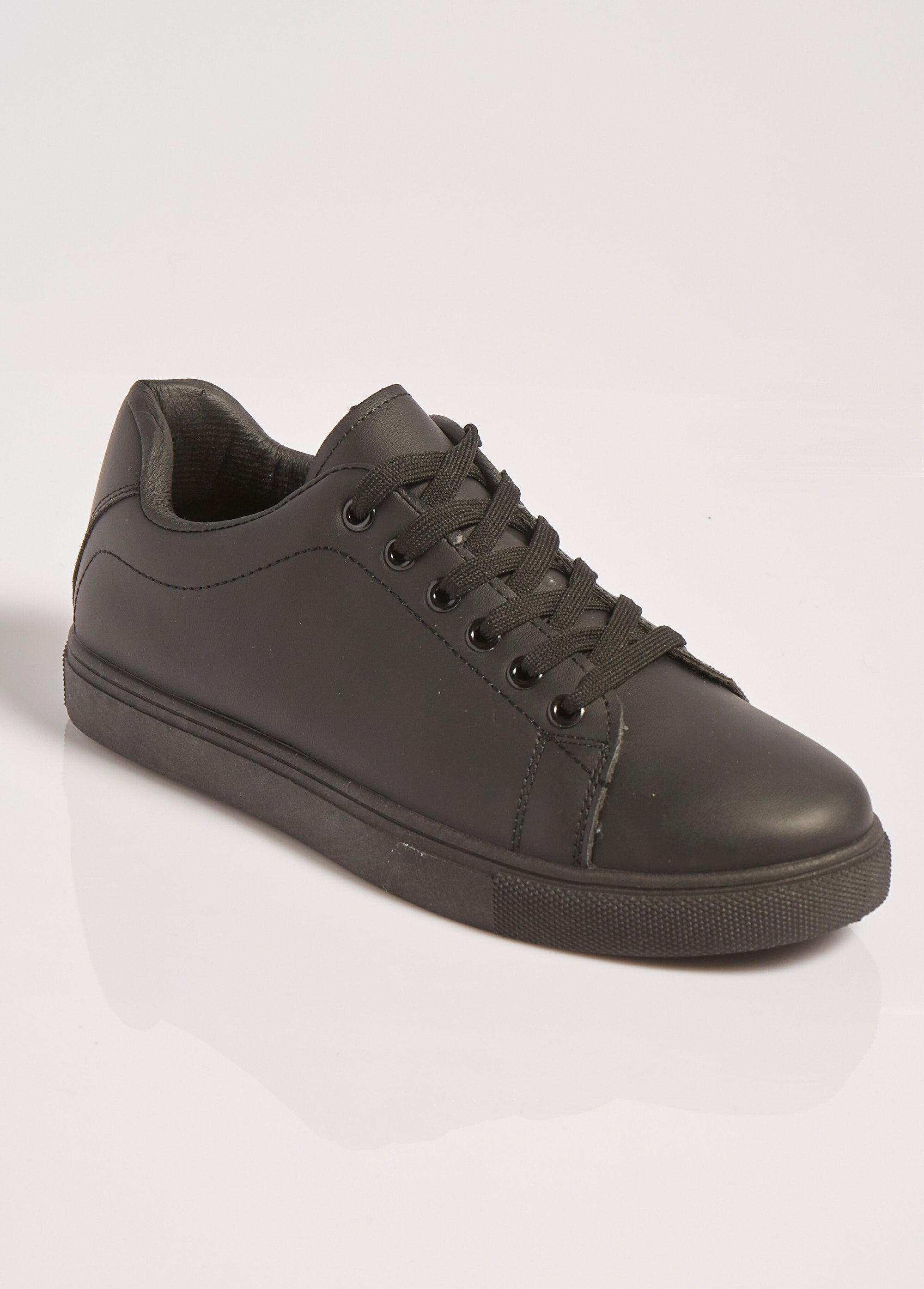 Sneakers monochromes, style essentiel