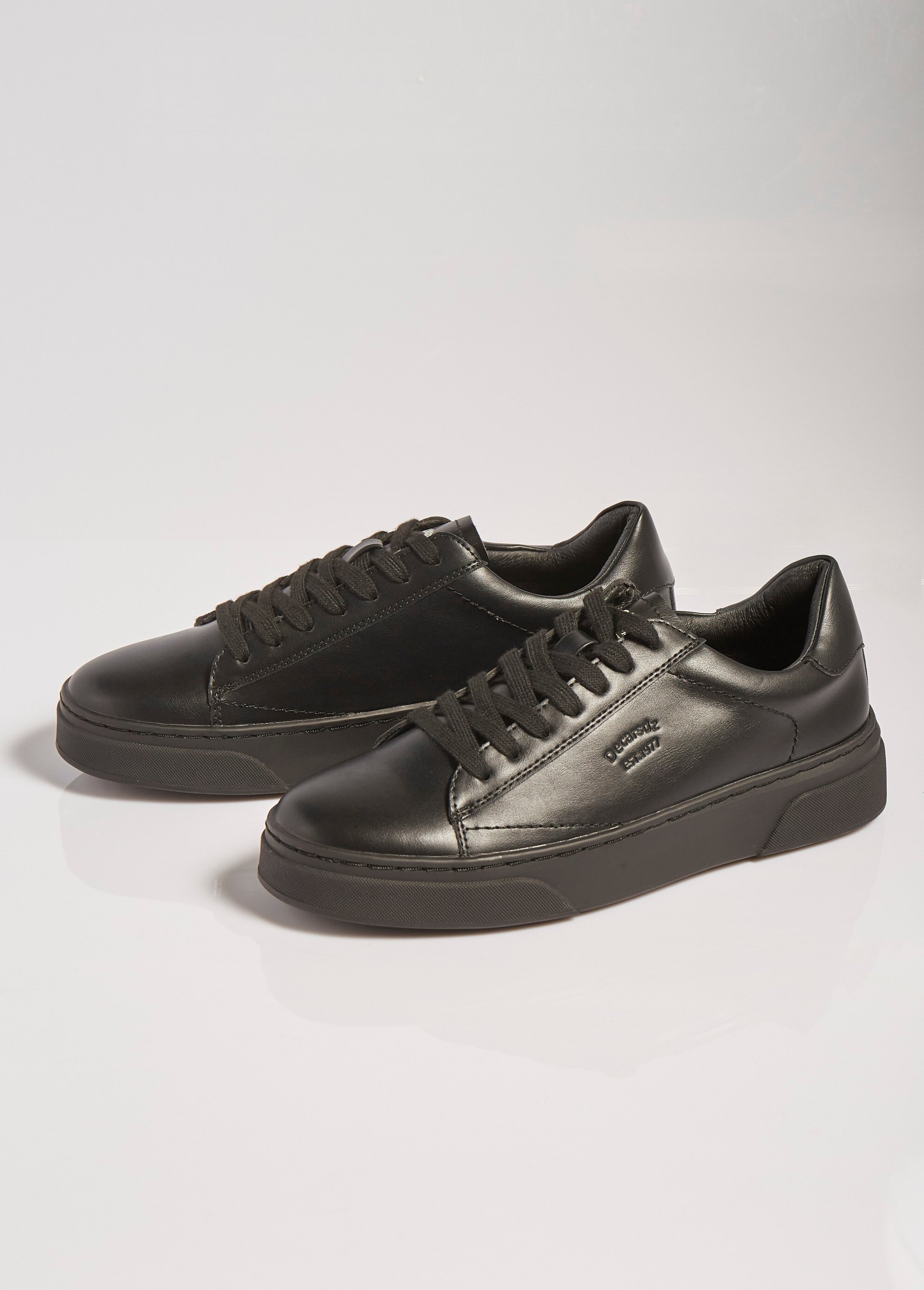 Sneakers sportswear chic monochromes