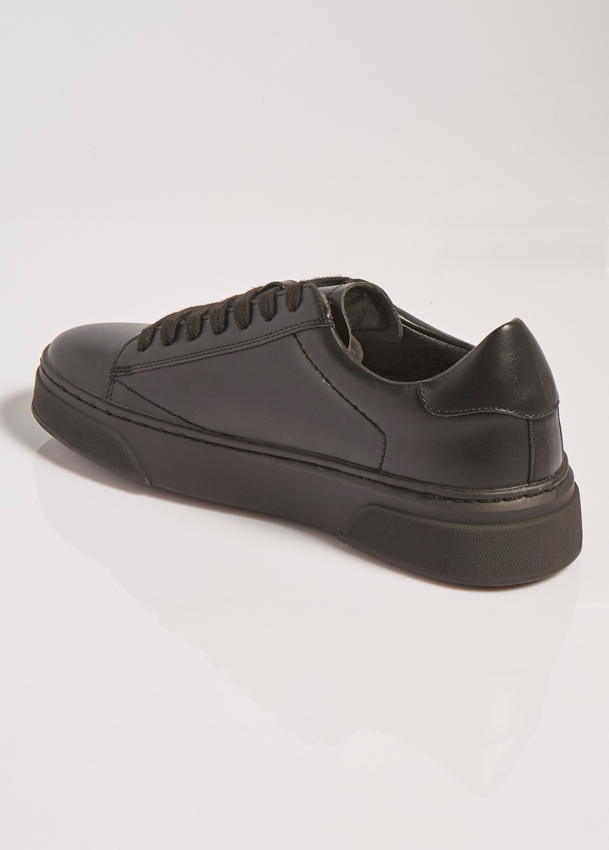 Sneakers sportswear chic monochromes