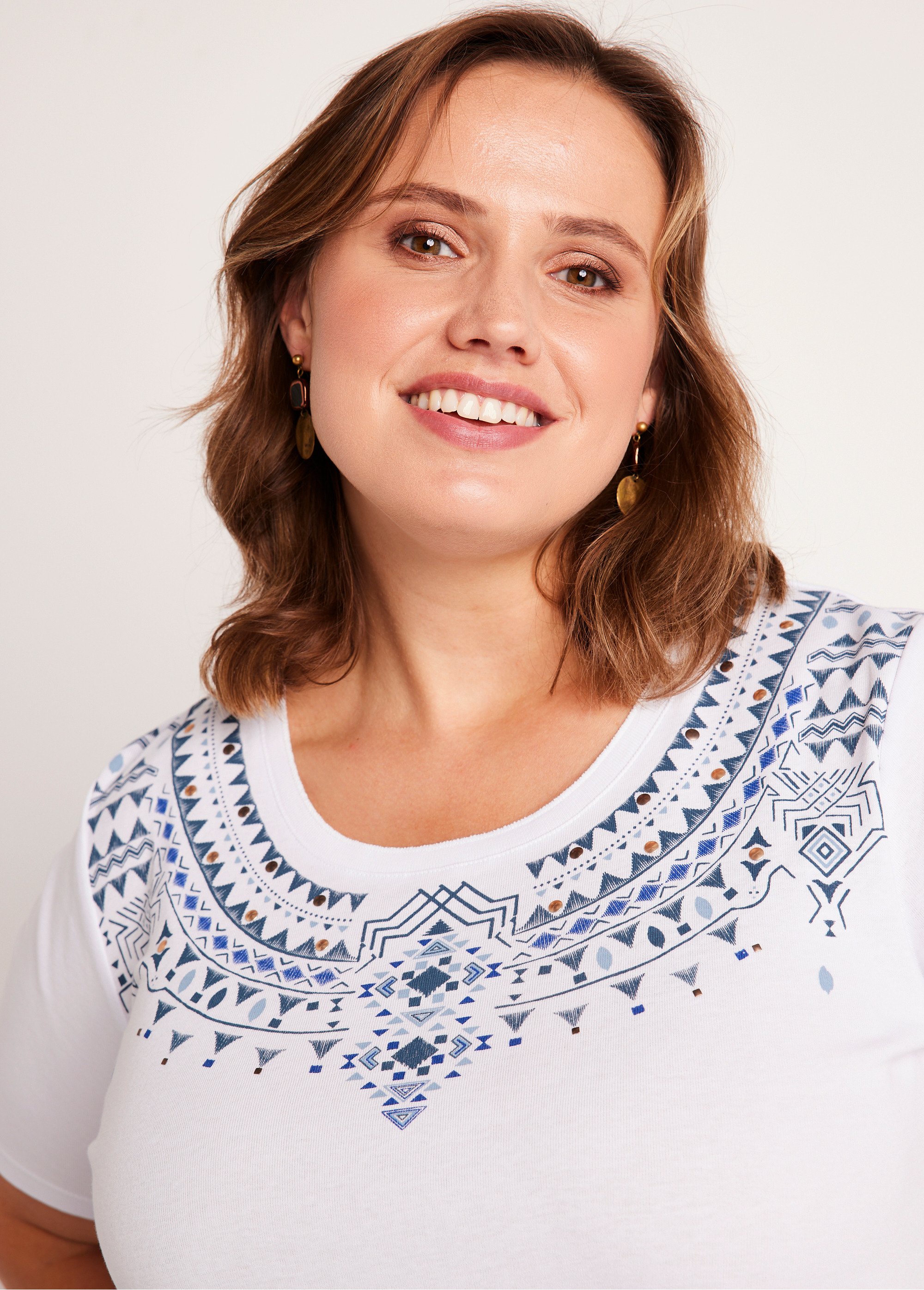 T-shirt manches courtes col motif clouté