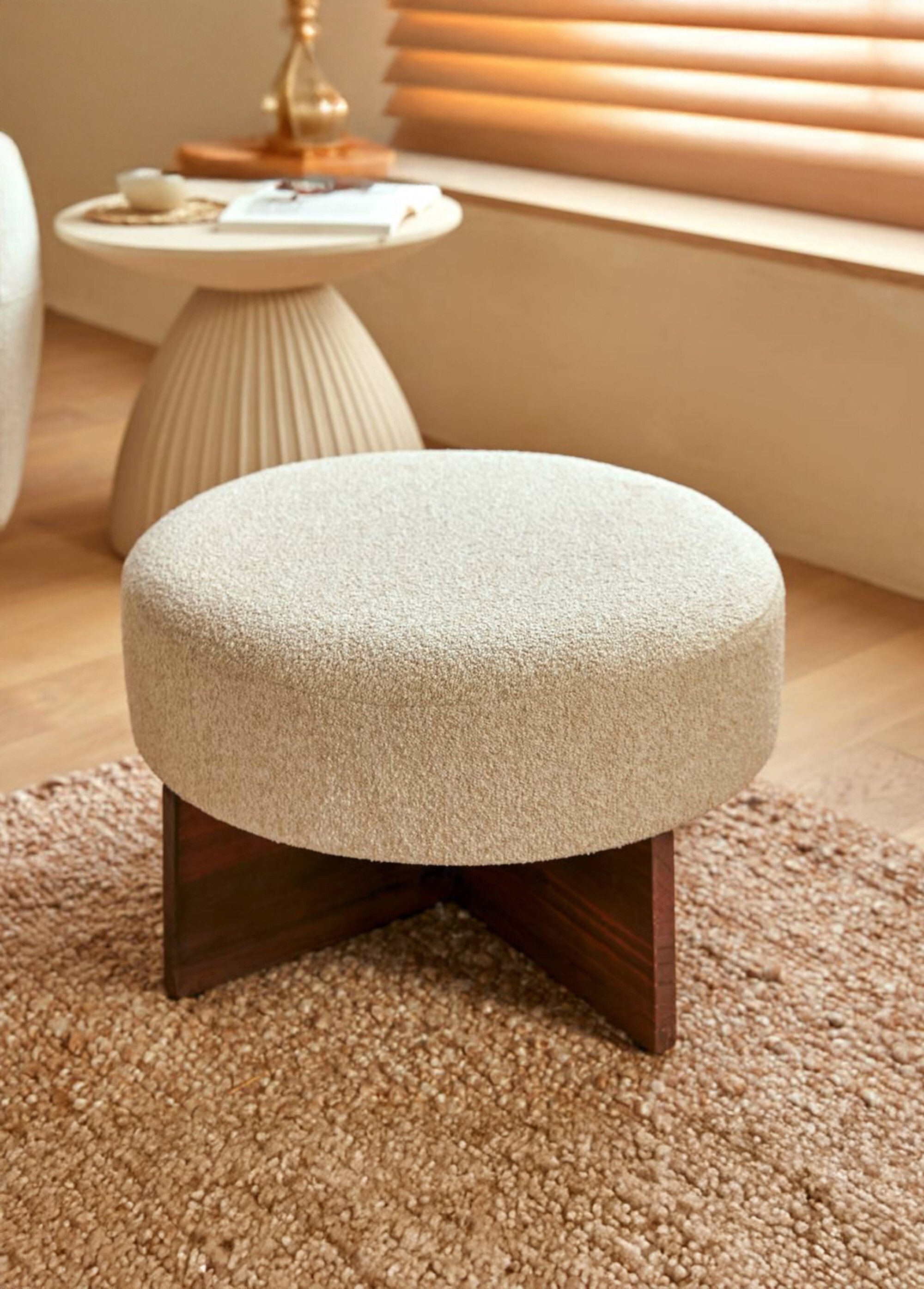 Grand pouf en bouclette, piètement bois BLANC JJA-207379 SI1