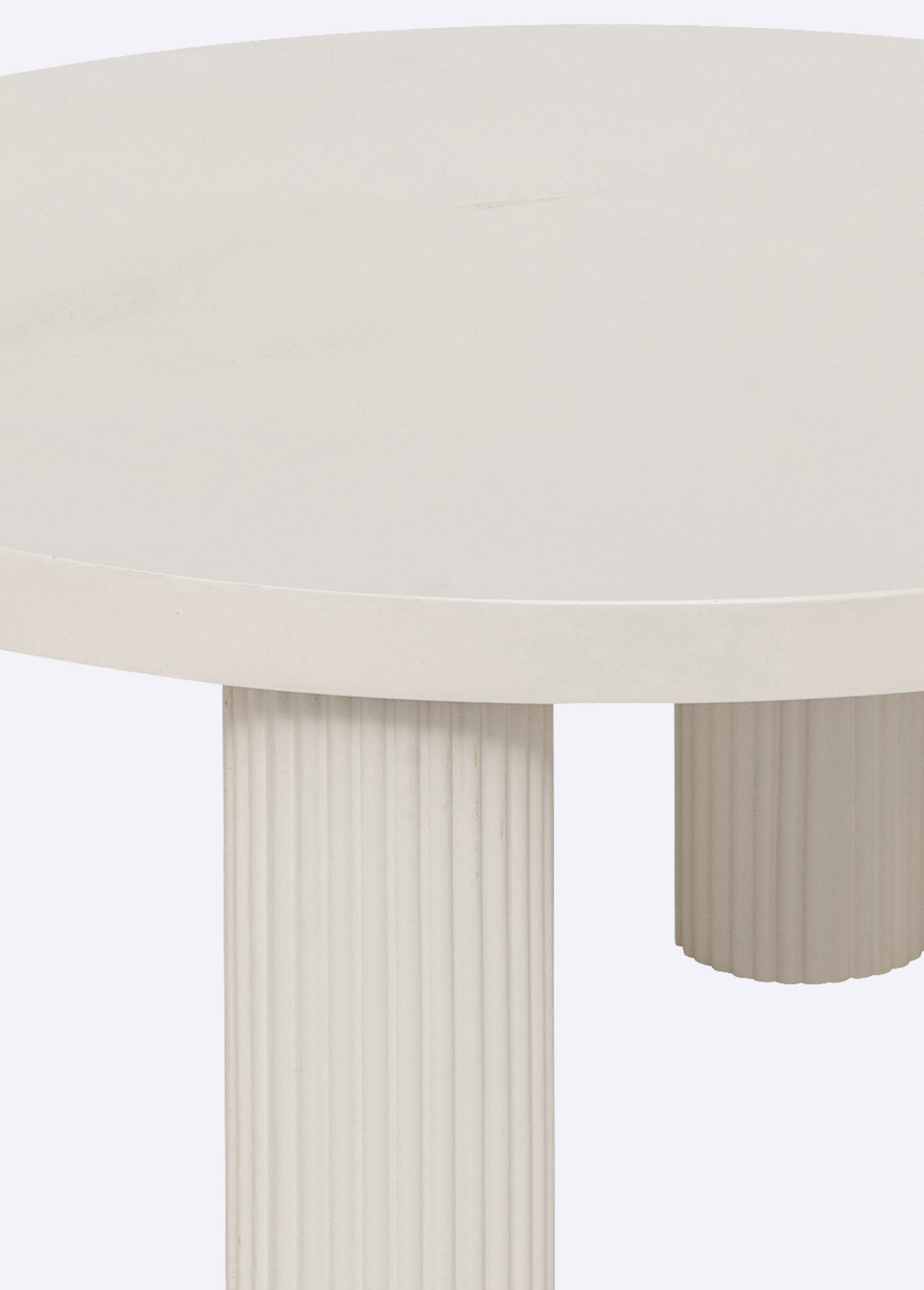 Table basse épurée avec pieds rainurés