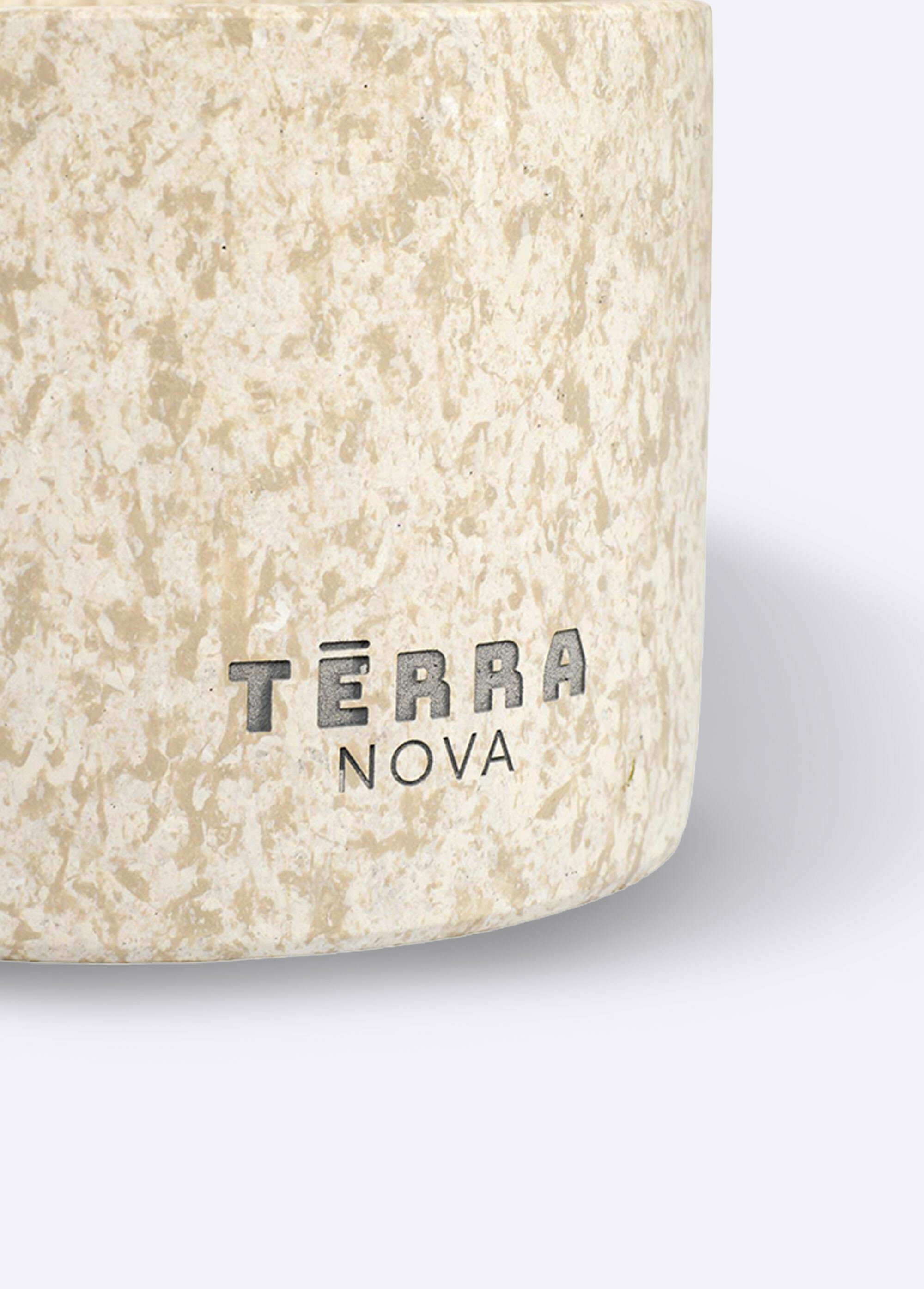 Petite bougie parfumée contenant béton