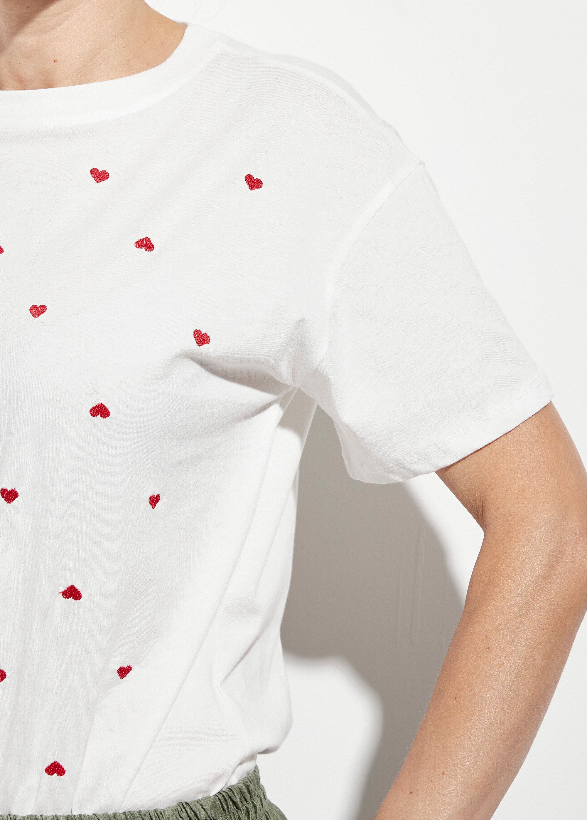 T-shirt col rond avec petits cœurs brodés