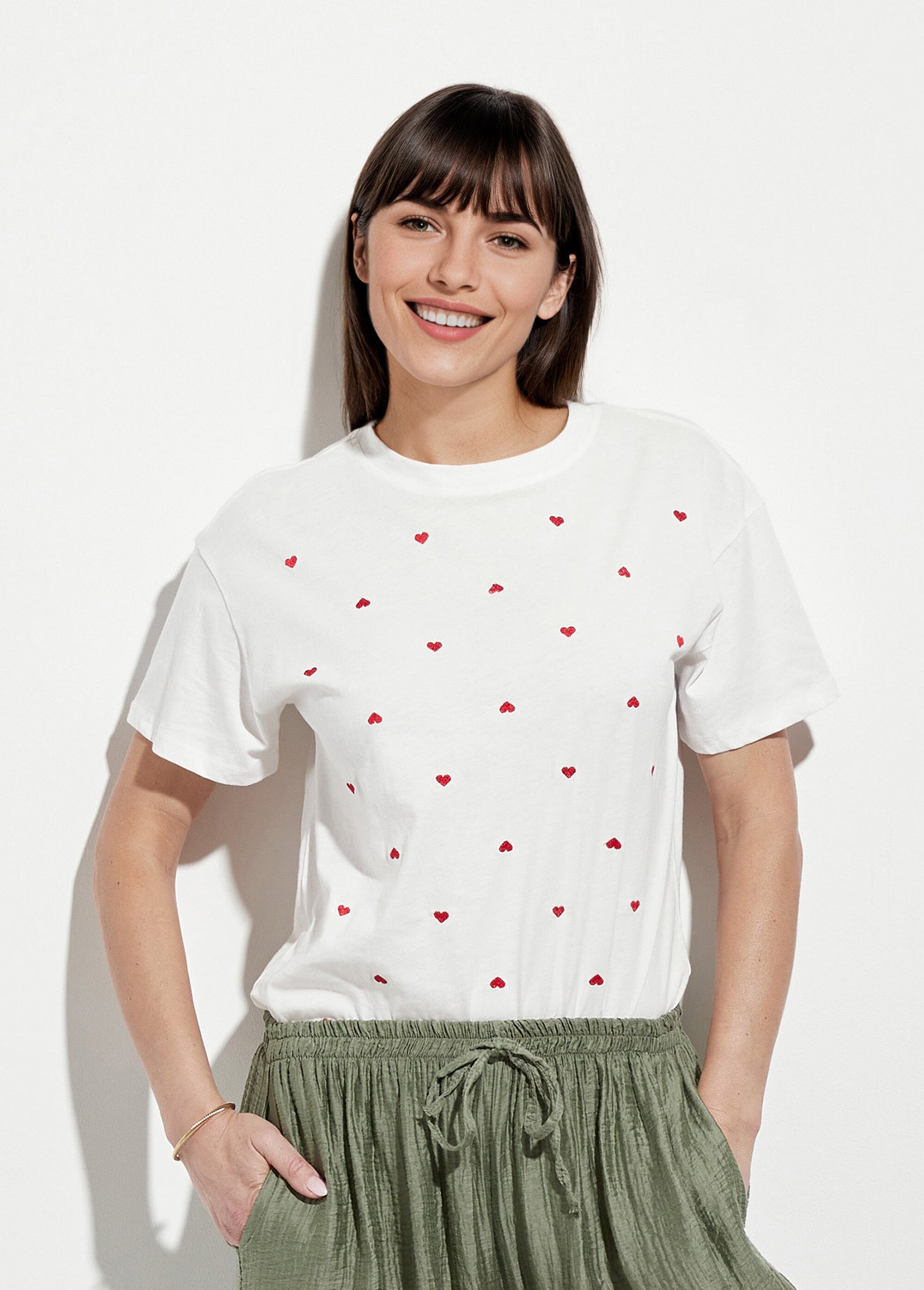 T-shirt col rond avec petits cœurs brodés