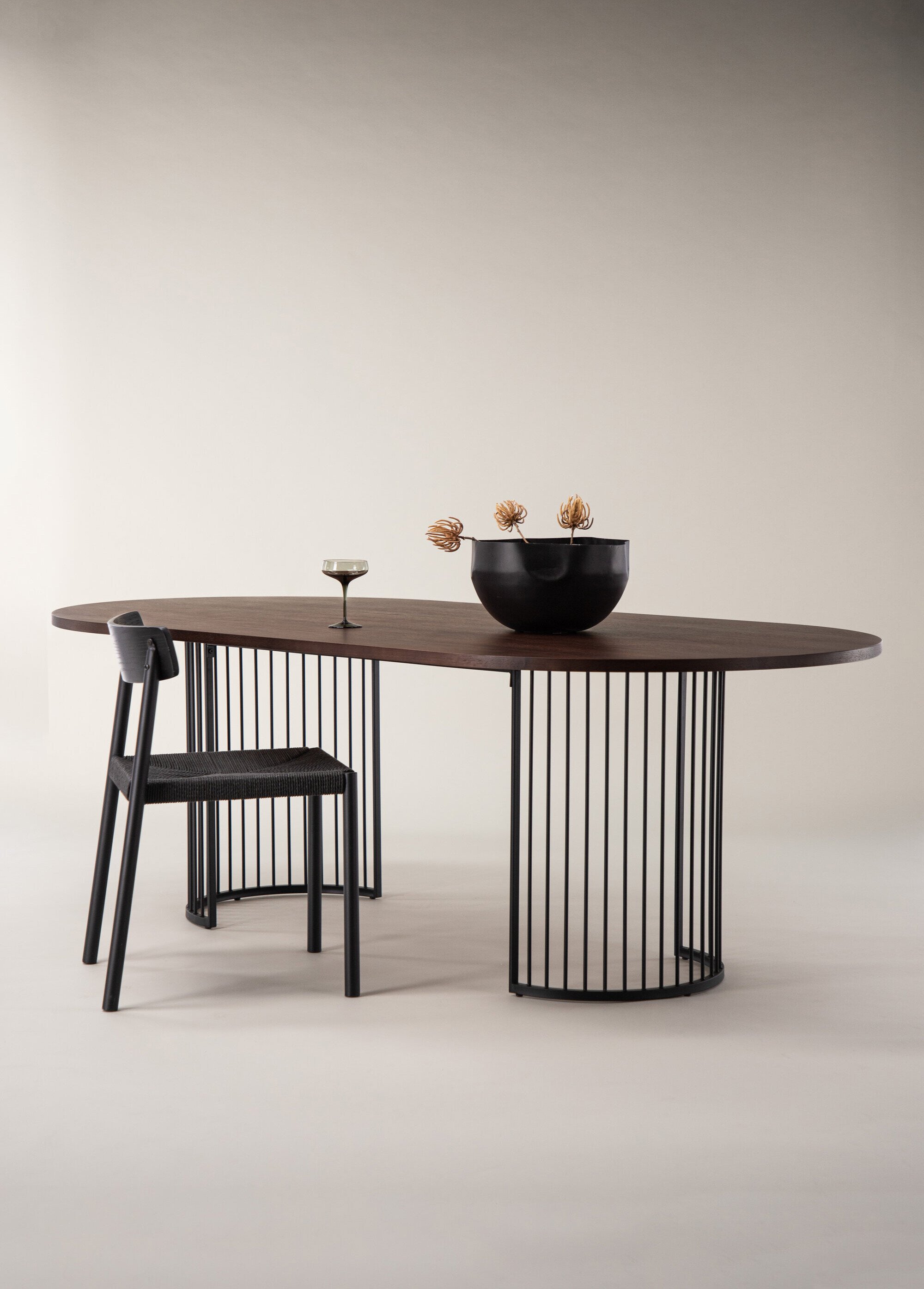 Table ovale noyer, pieds arc de cercle NOIR ET NOYER VEN-46000-160 SI2