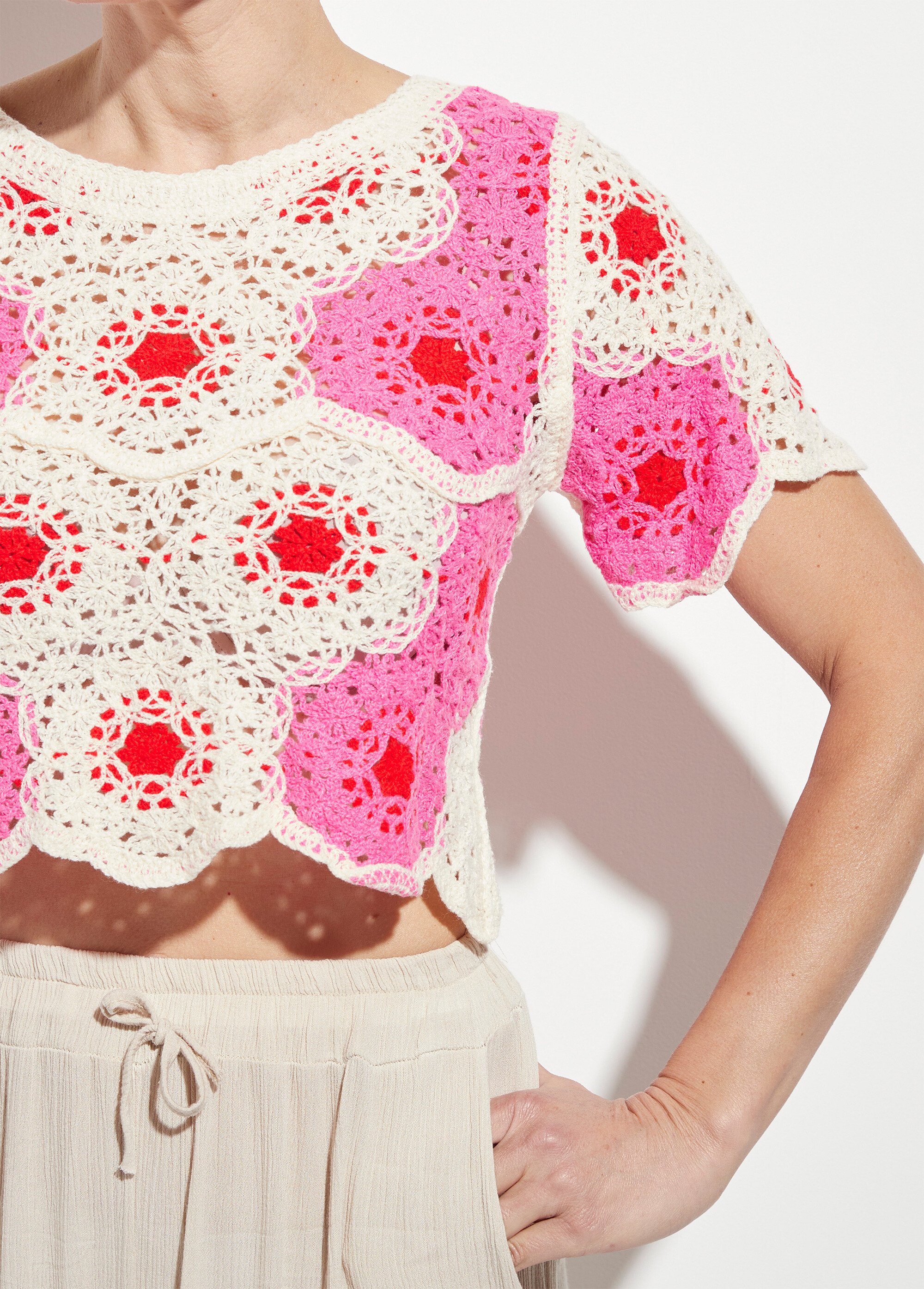 Haut court ajouré en crochet motif rosaces