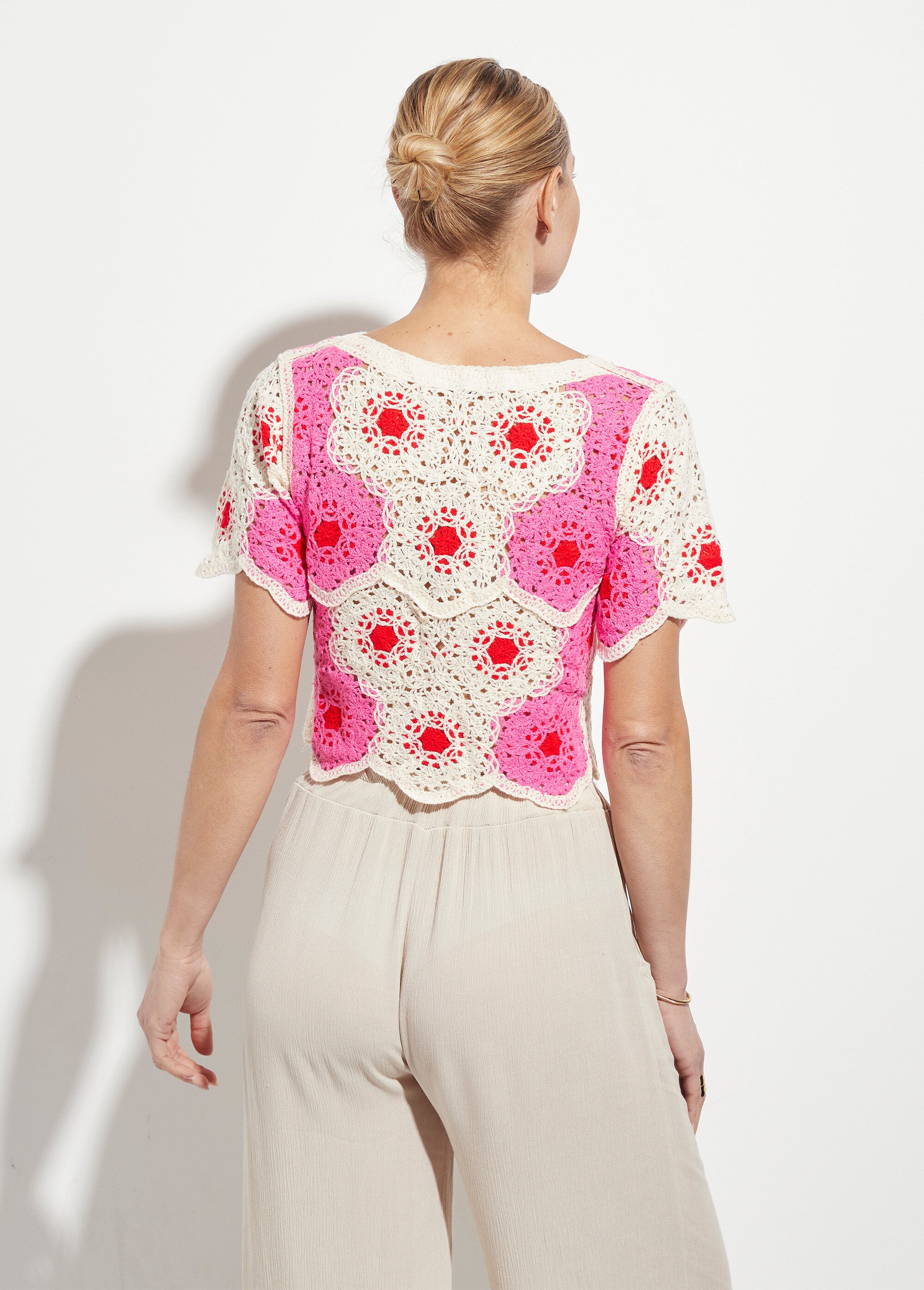 Haut court ajouré en crochet motif rosaces