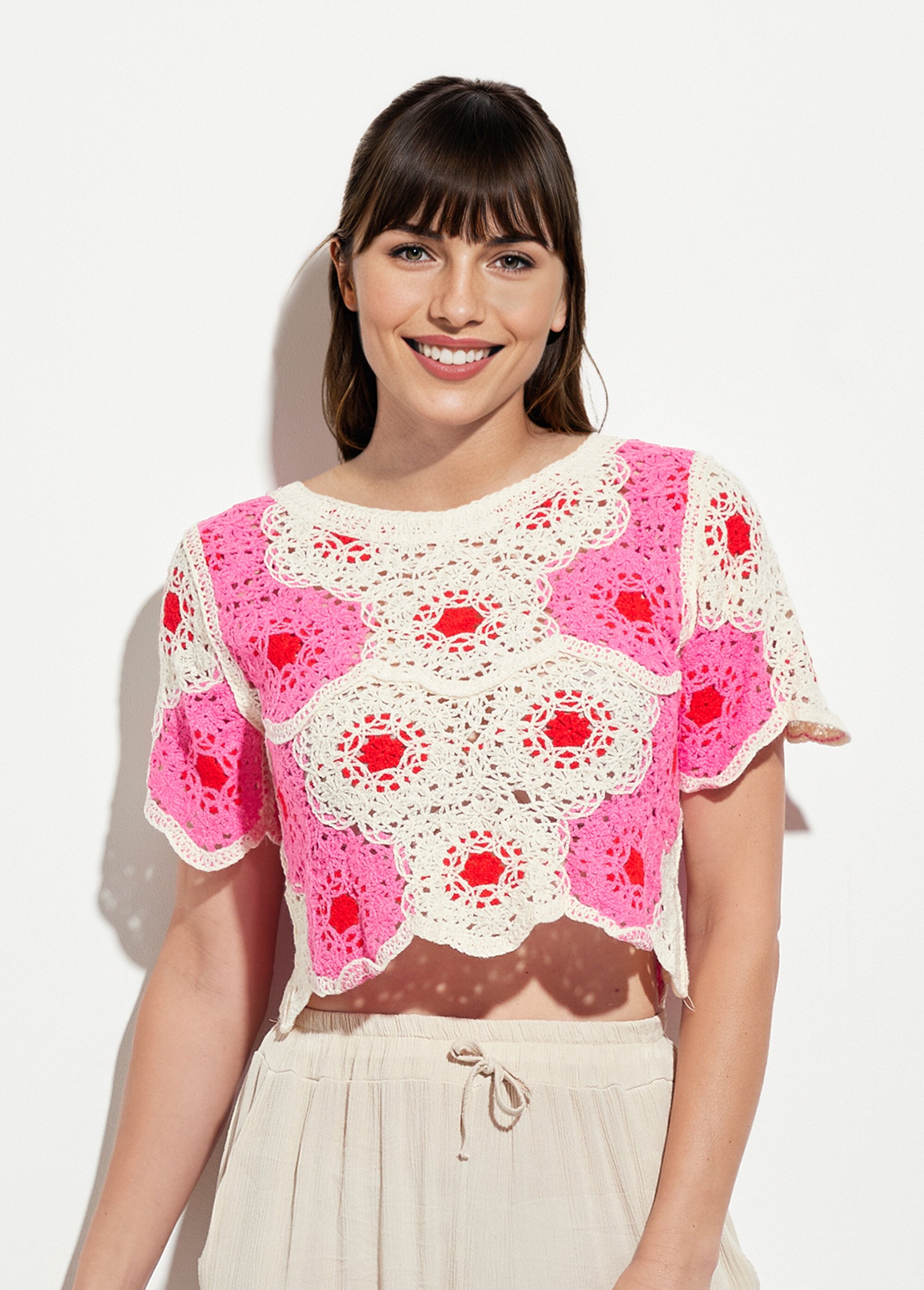 Haut court ajouré en crochet motif rosaces