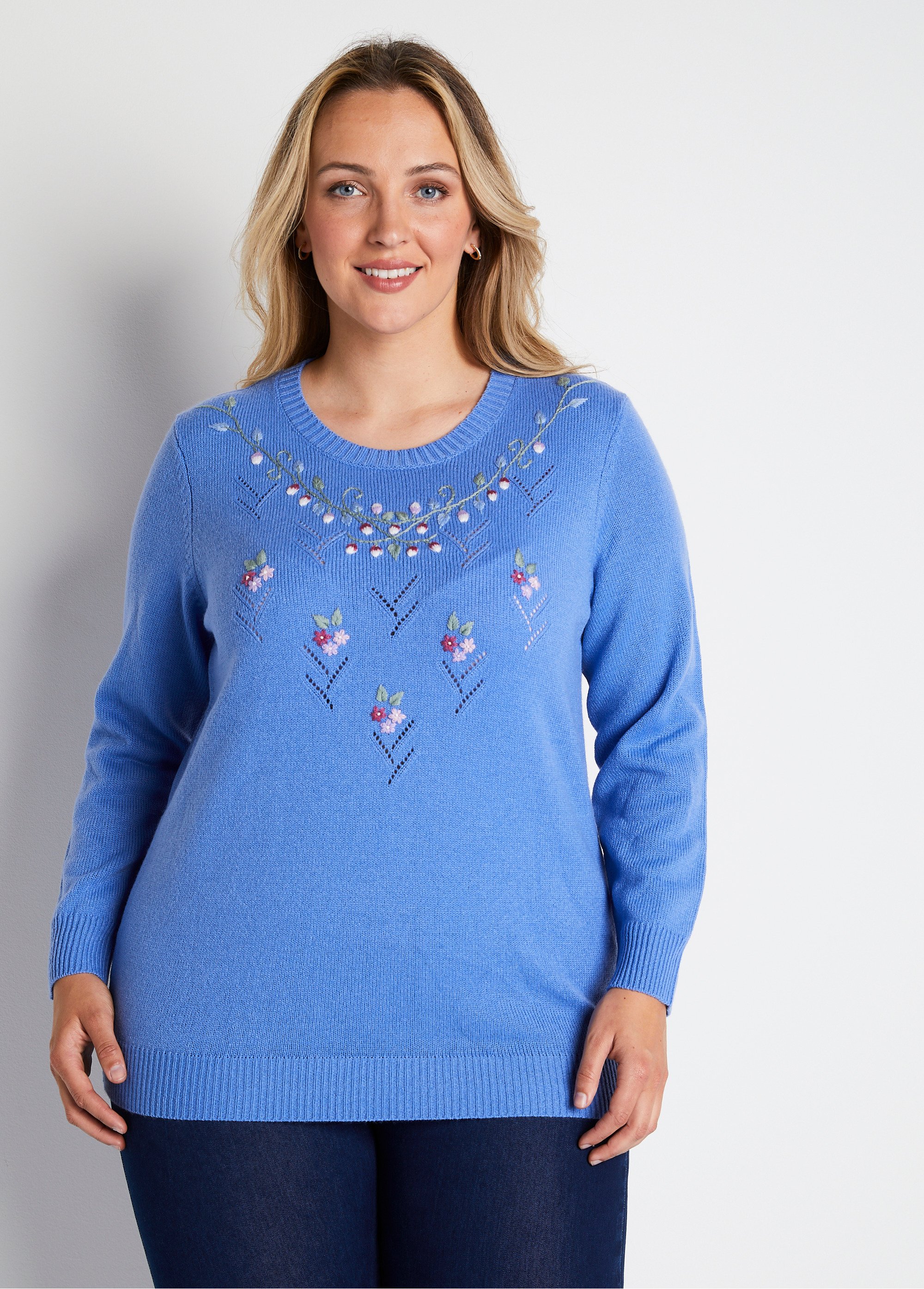 Pull doux uni brodé ajouré col rond