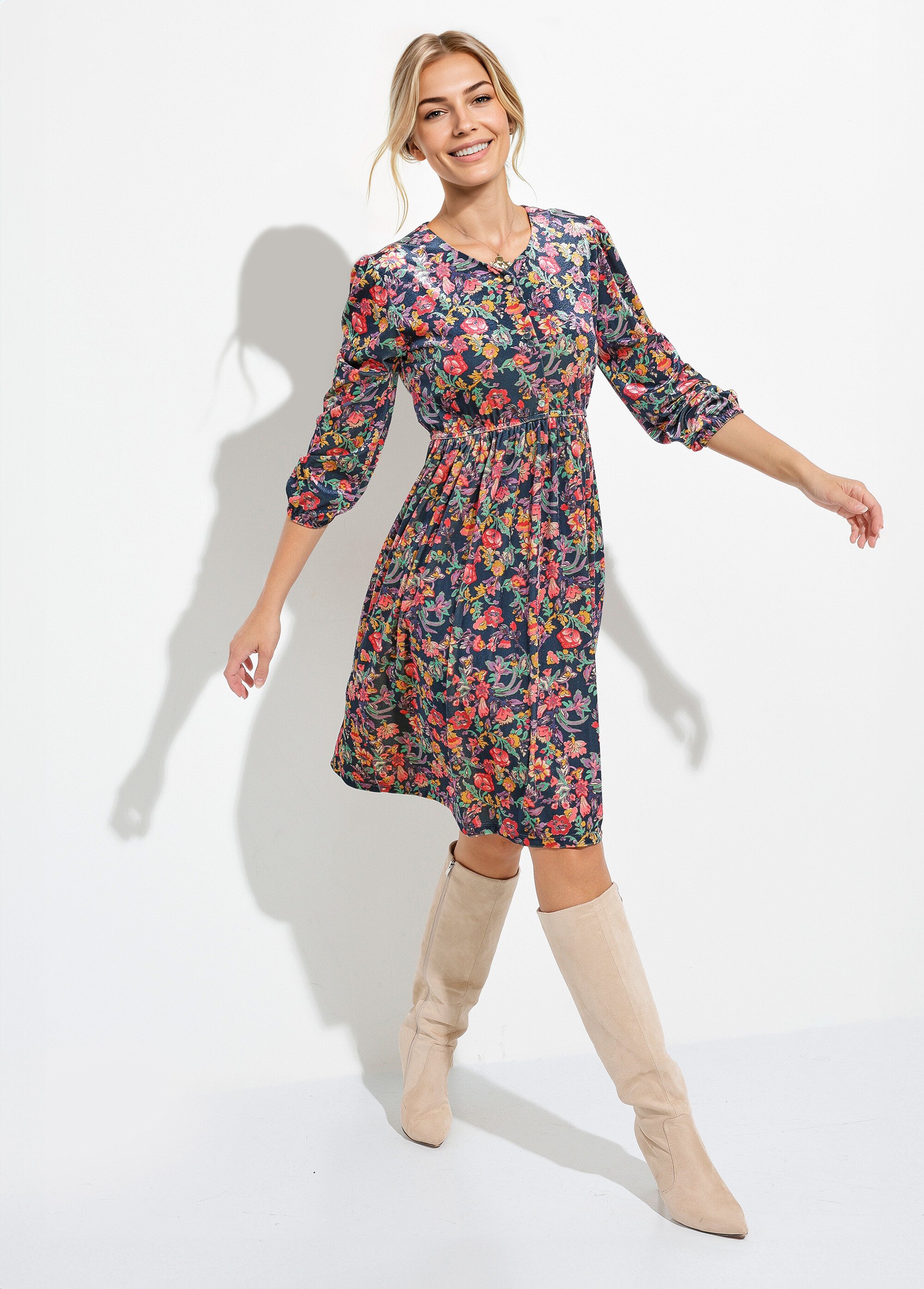 Robe courte velours ras fleuri col V évasée