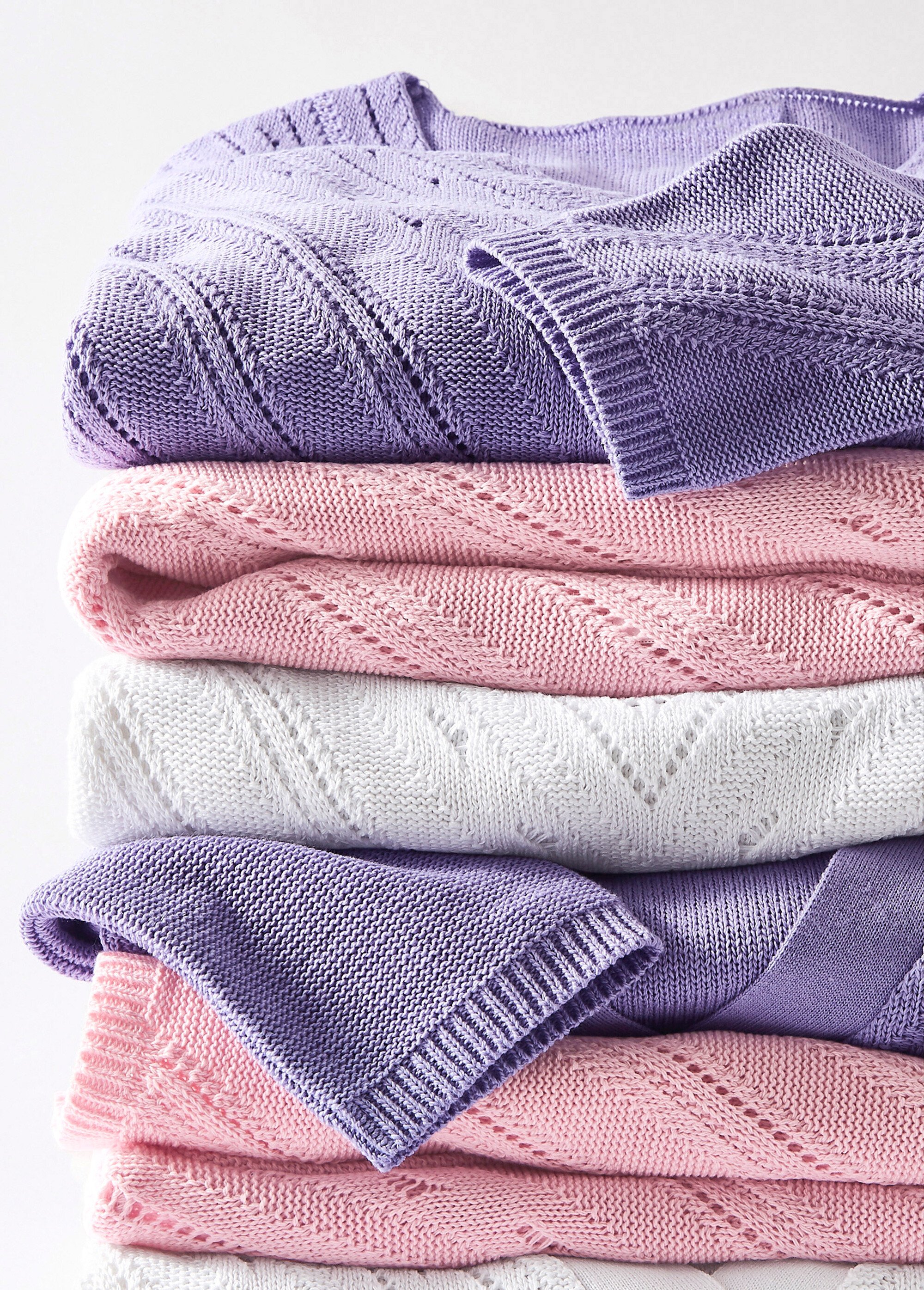 Pull encolure V motifs ajourés