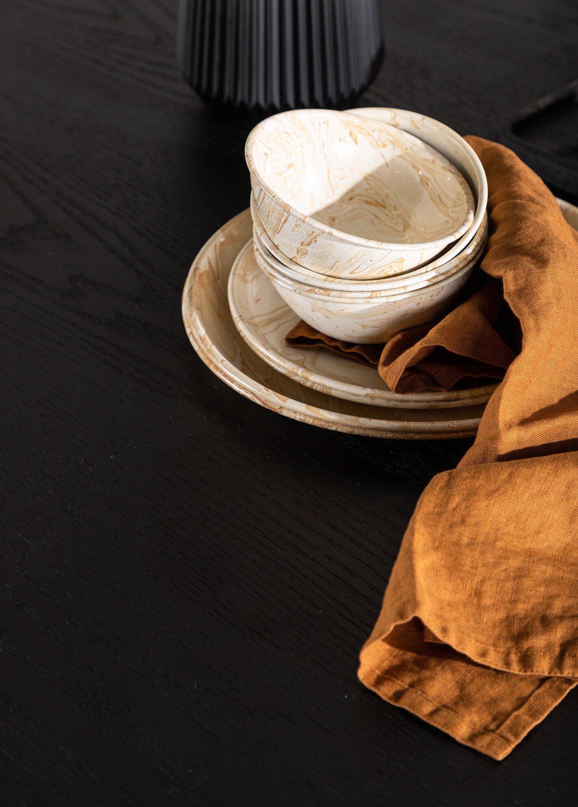 Table à manger bois foncé pied fantaisie NOIR VEN-19996-428 DE3