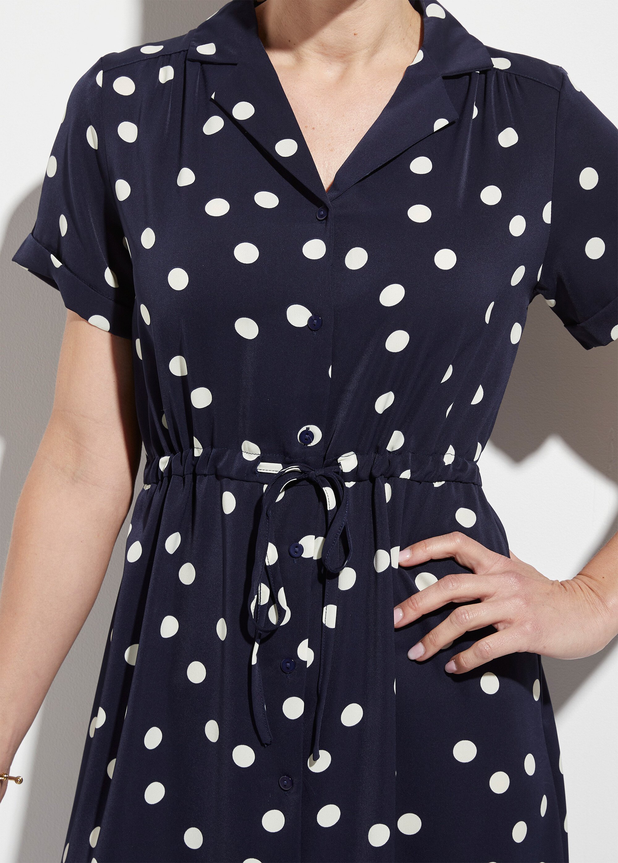Robe chemisier à pois longue à ceinturer