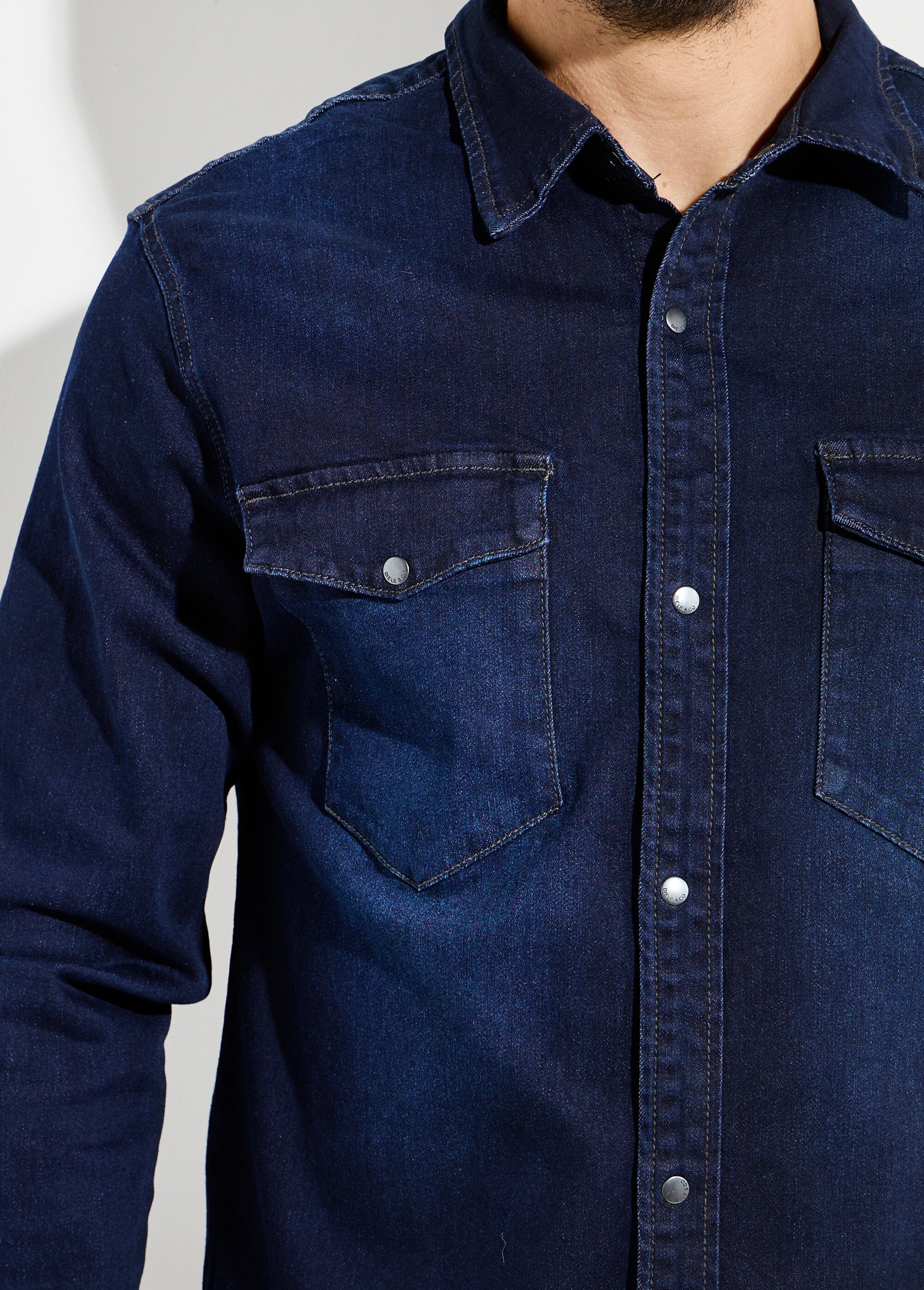 Chemise en jean brut, pressions métal