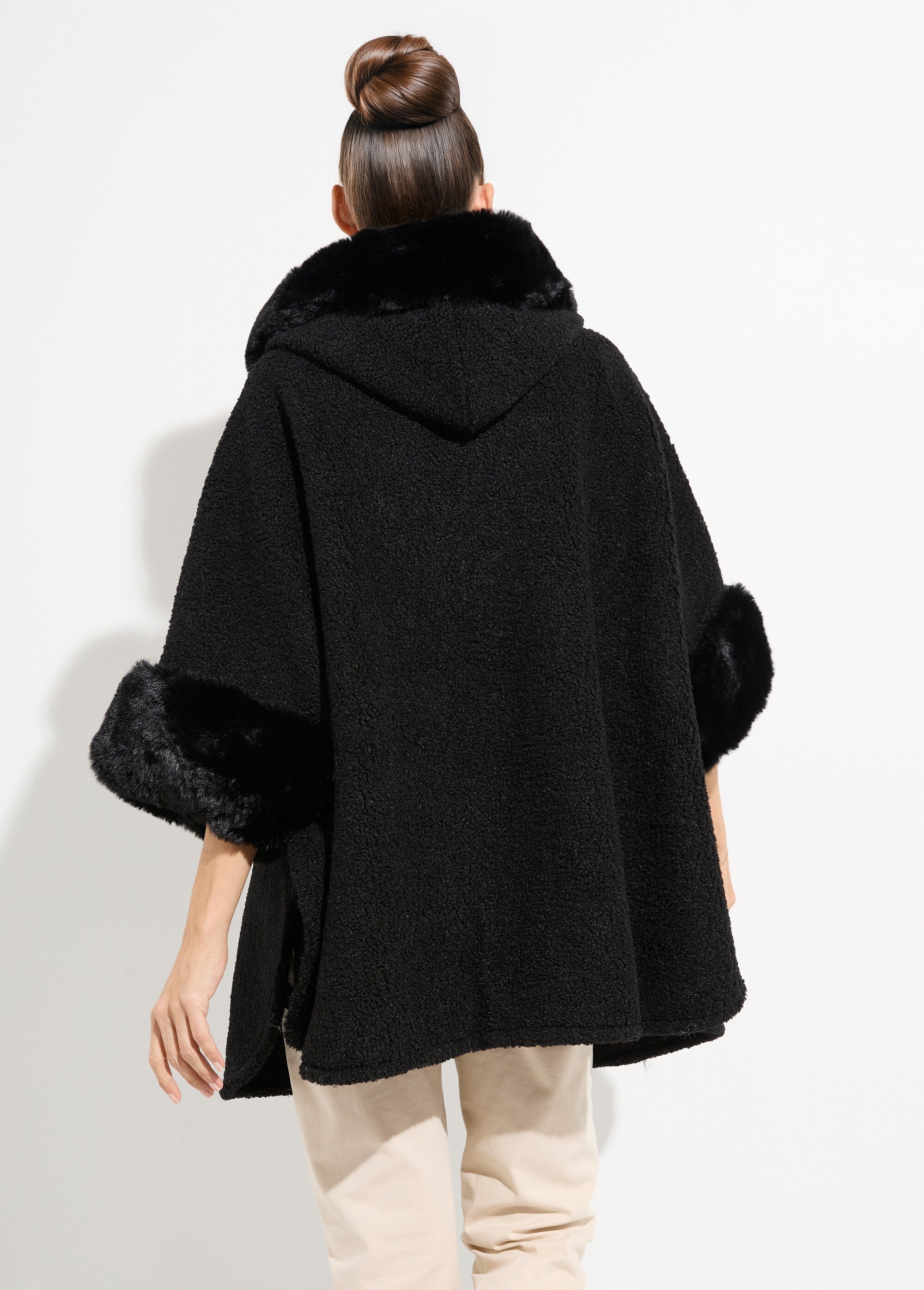 Manteau cape aspect laineux avec fourrure