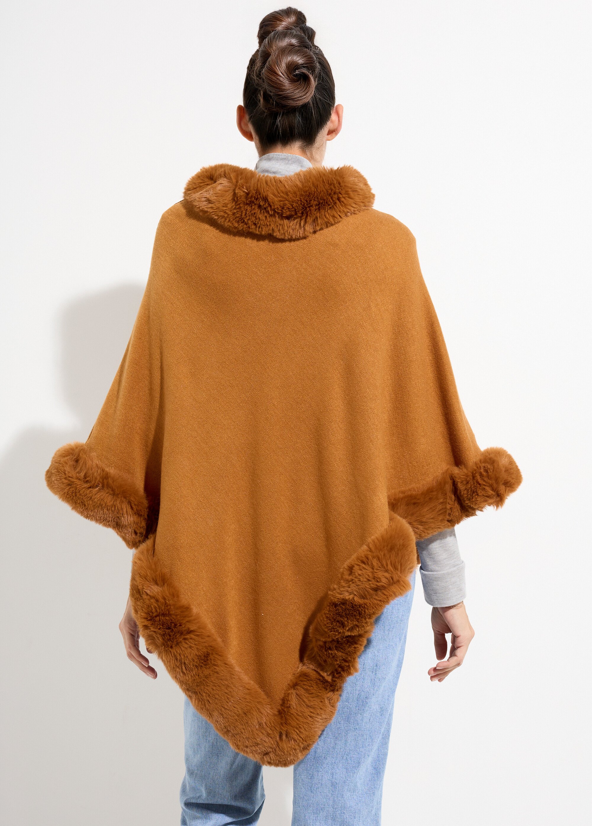 Poncho cape, bord fourrure ton sur ton