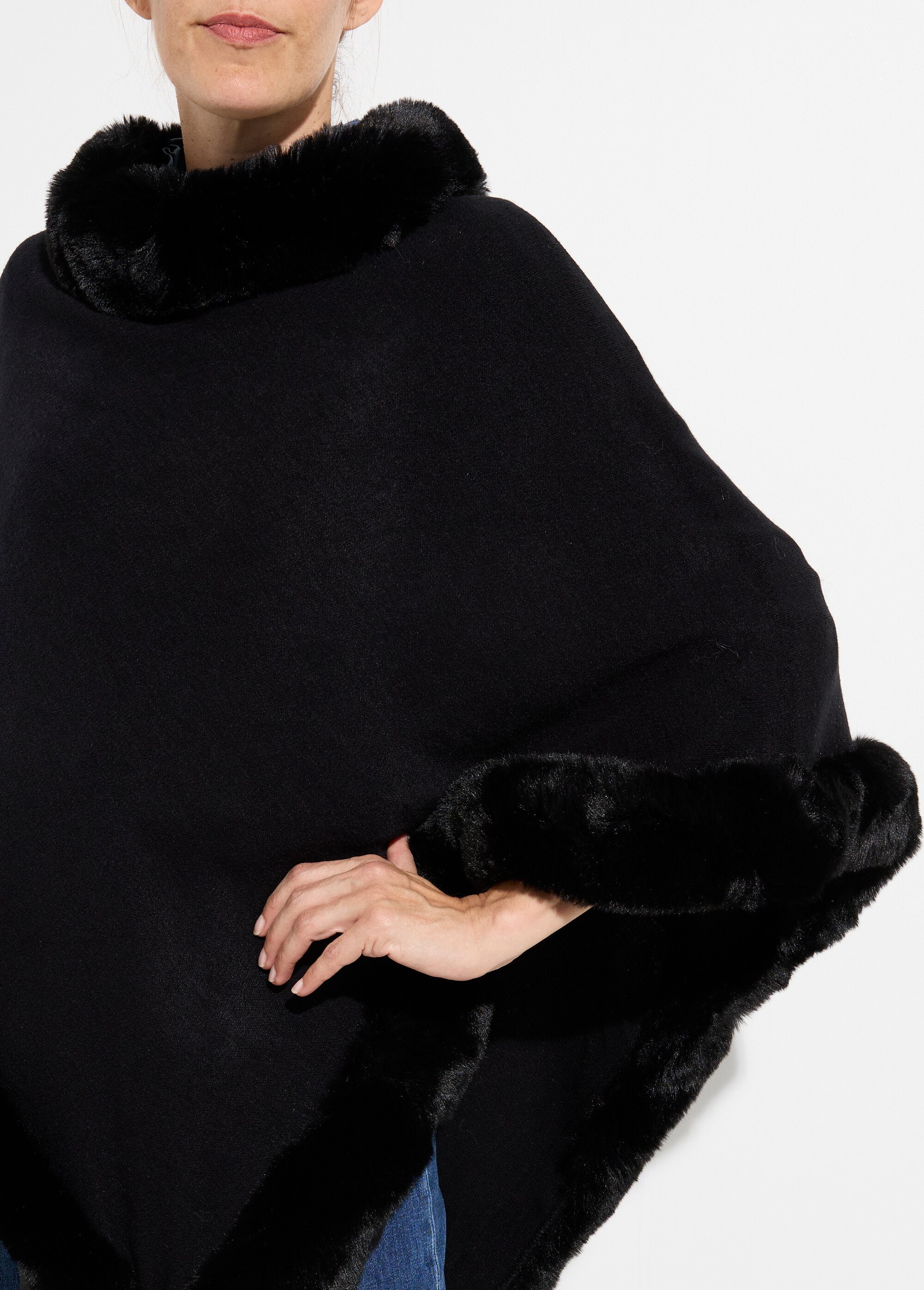 Pull cape, bord fourrure ton sur ton Femme Noir TD-TRIPCH911 DE1