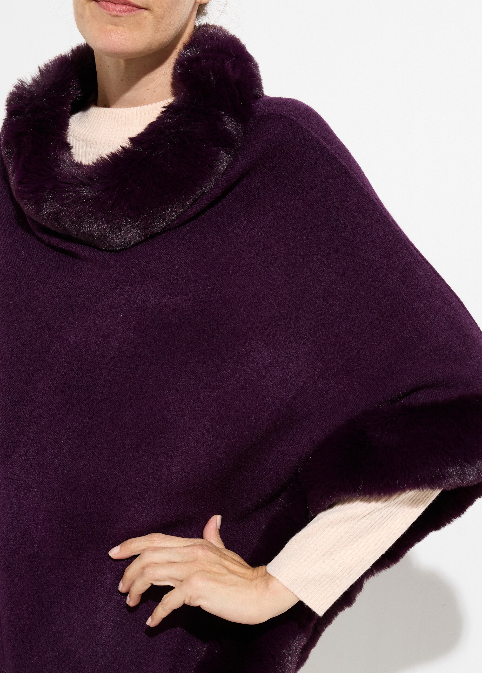 Poncho cape, bord fourrure ton sur ton
