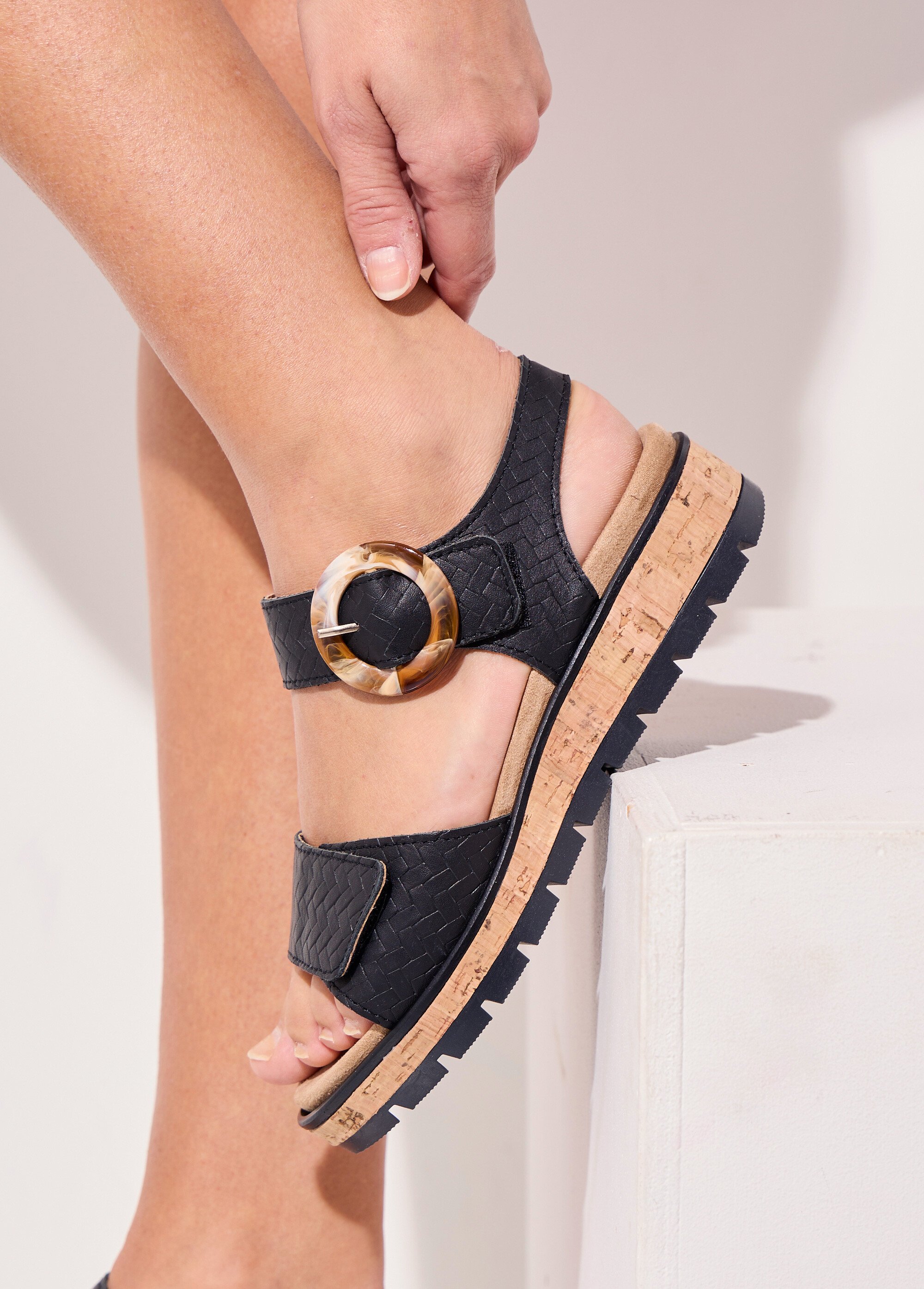 Sandales compensées cuir effet tressé ouverture totale Femme Noir OMISSY SI1