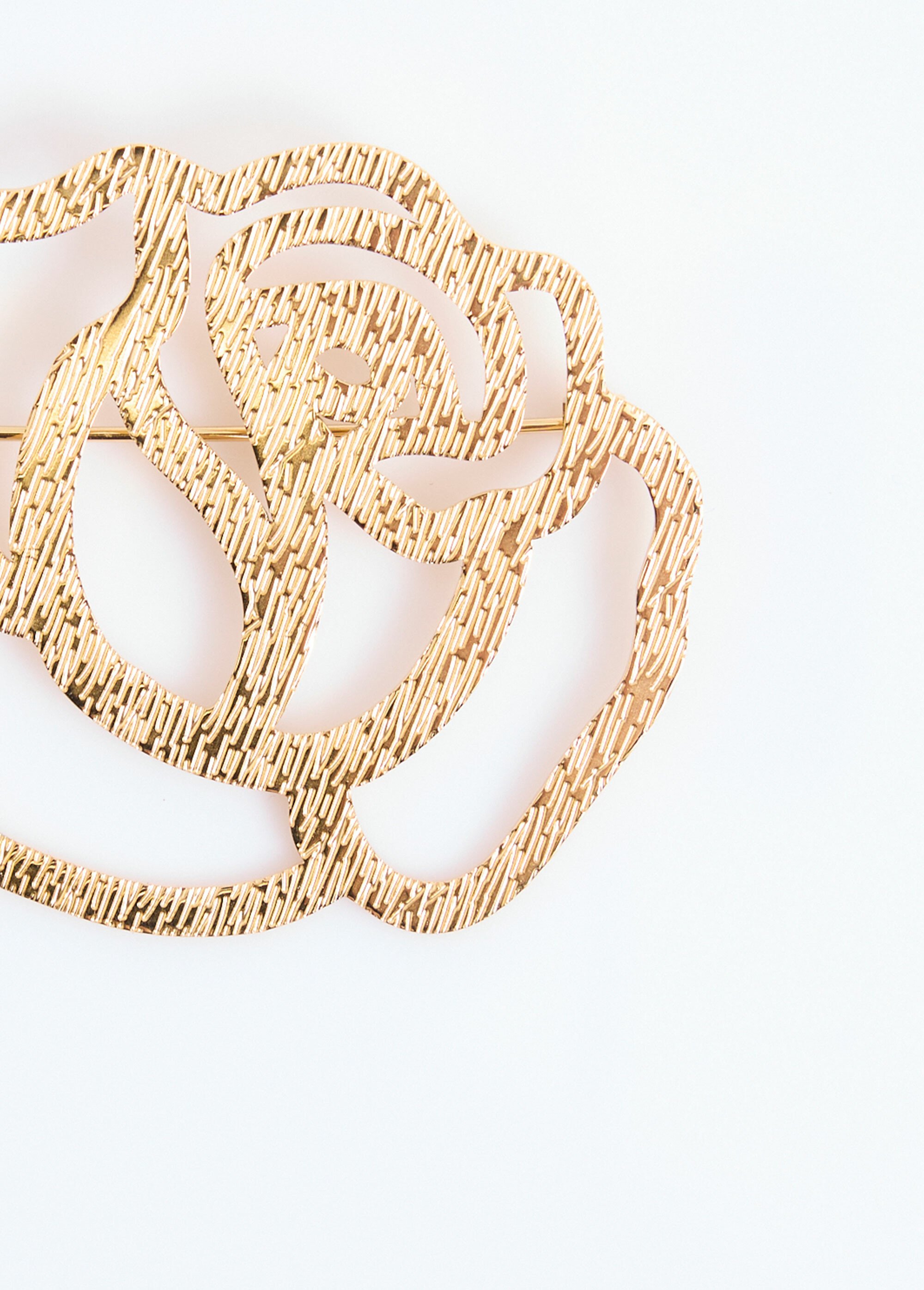 Broche métallisée en forme de fleur