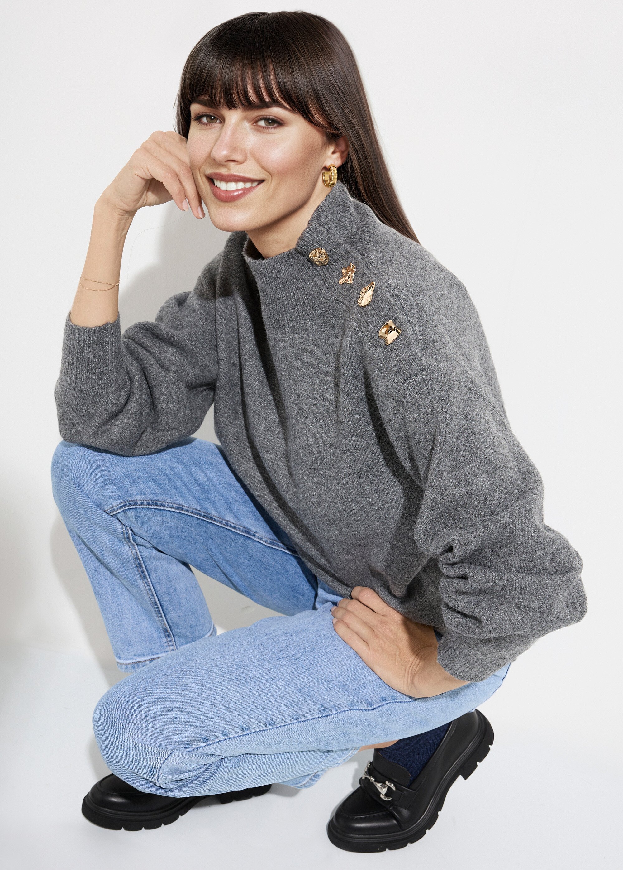 Pull col montant boutons bijou métal