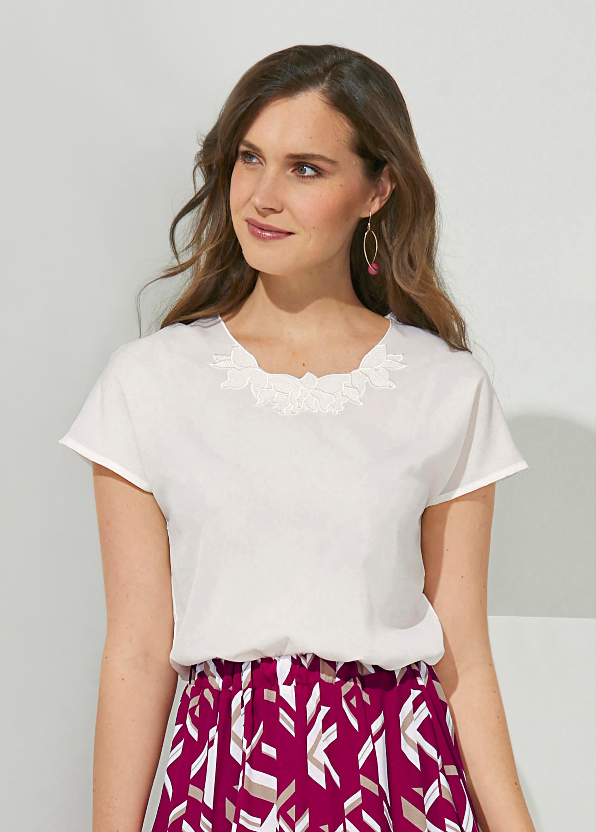 Top long manches courtes broderies col rond