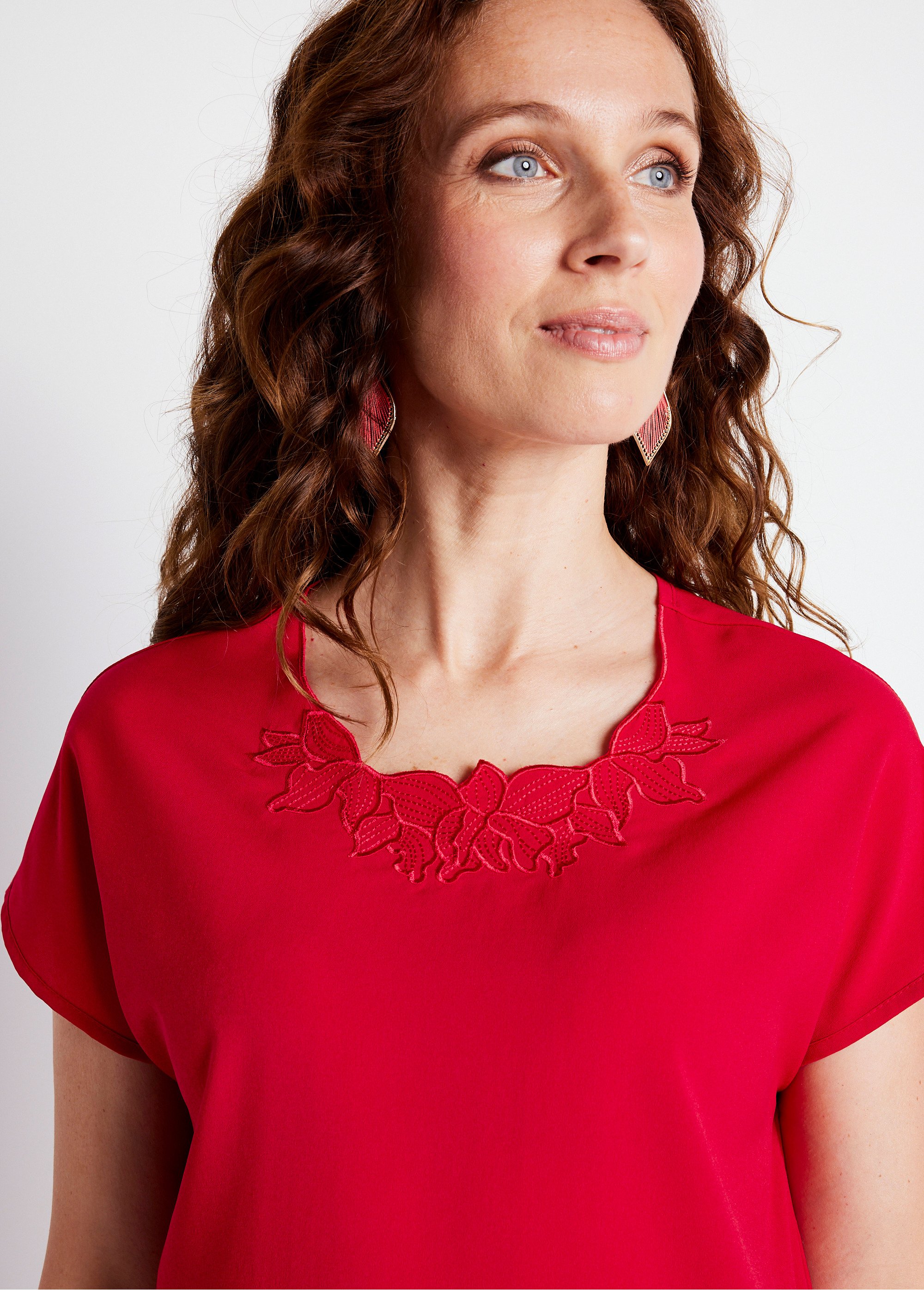 Top long manches courtes broderies col rond