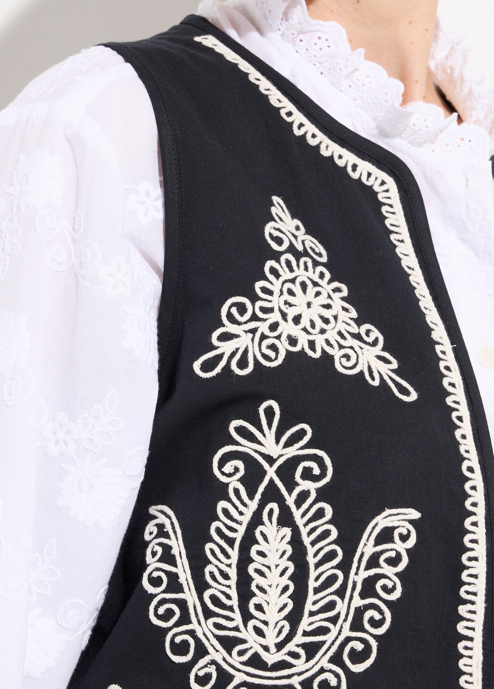 Gilet brodé sans manches