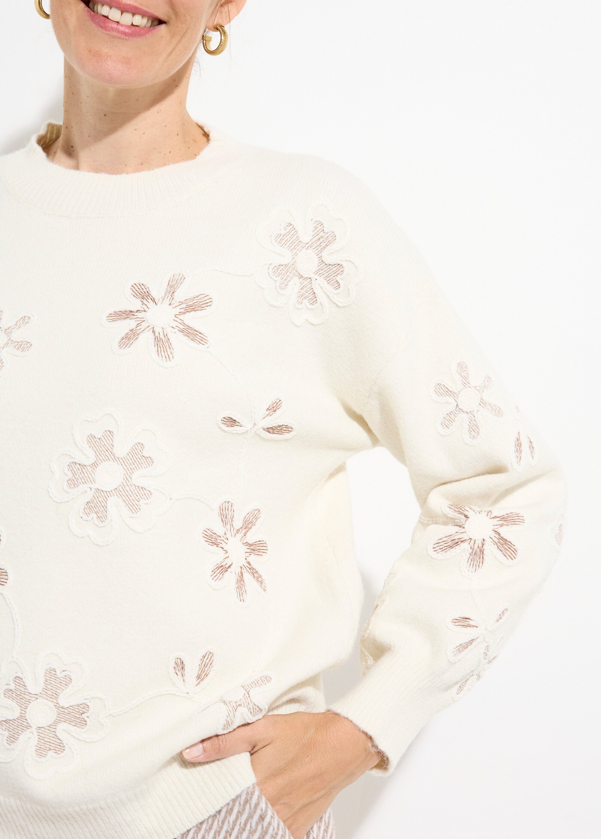 Pull montant application fleurs brodées Femme Beige MQ-P1202 DE1