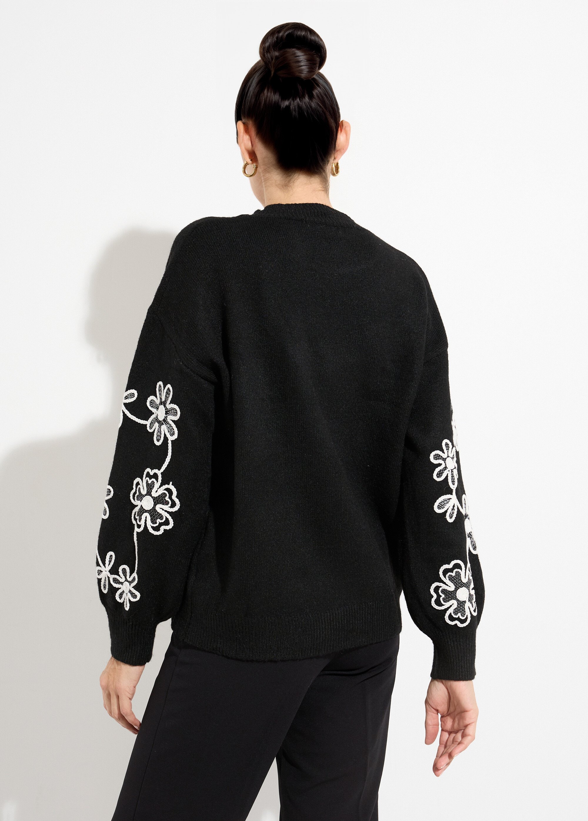 Pull montant application fleurs brodées