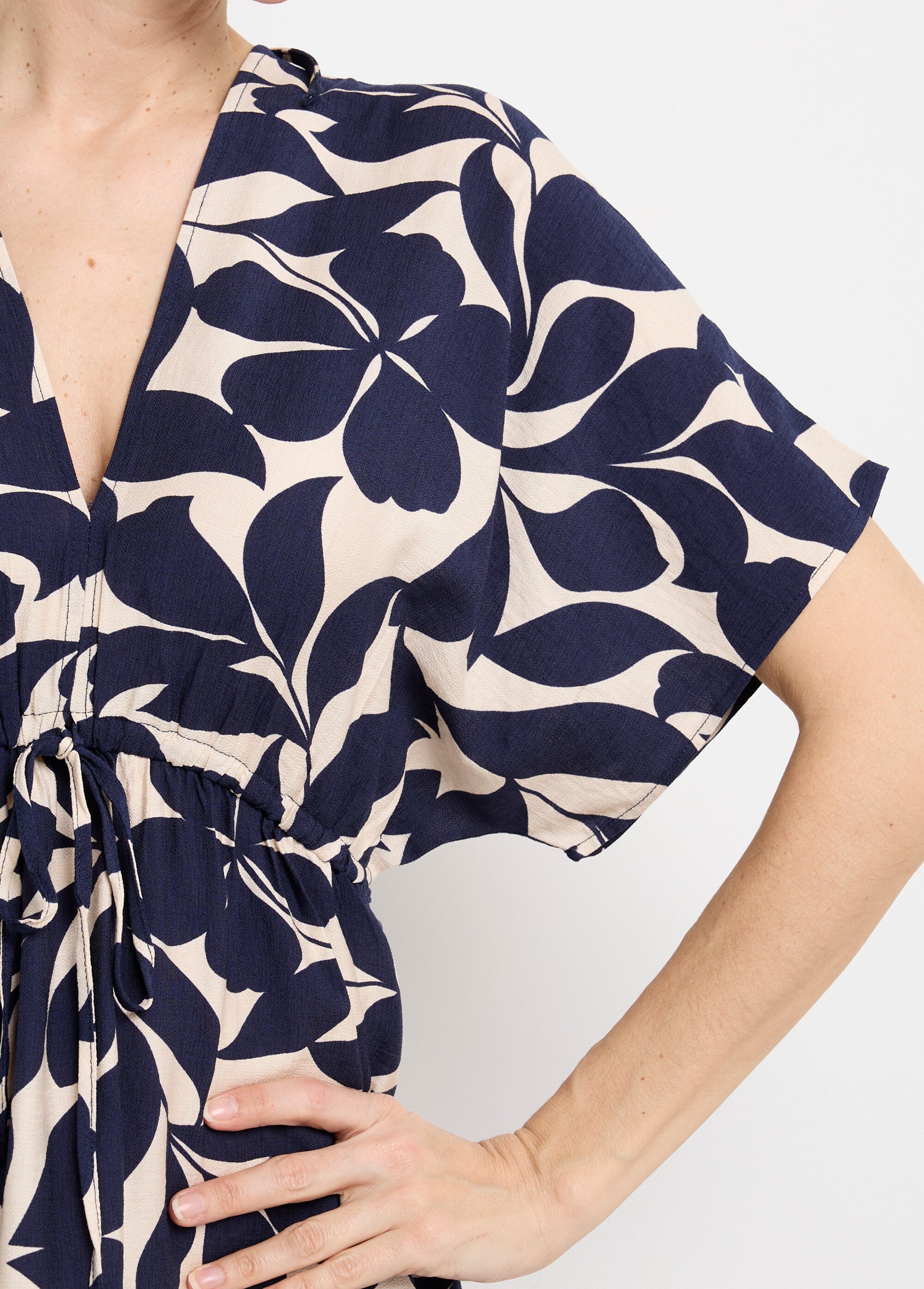 Robe courte à motif, col V devant et dos