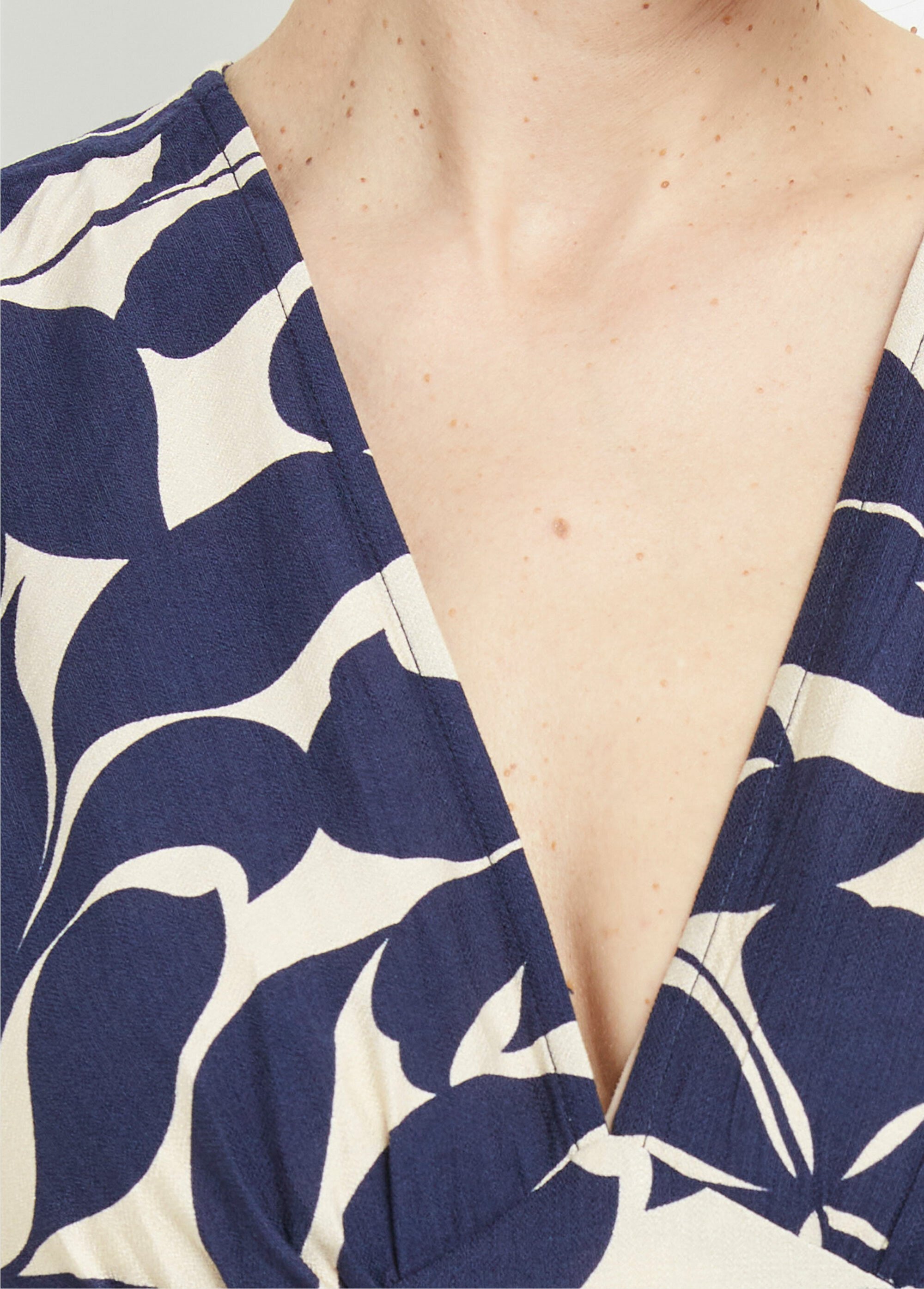 Robe longue à motif, col V devant et dos