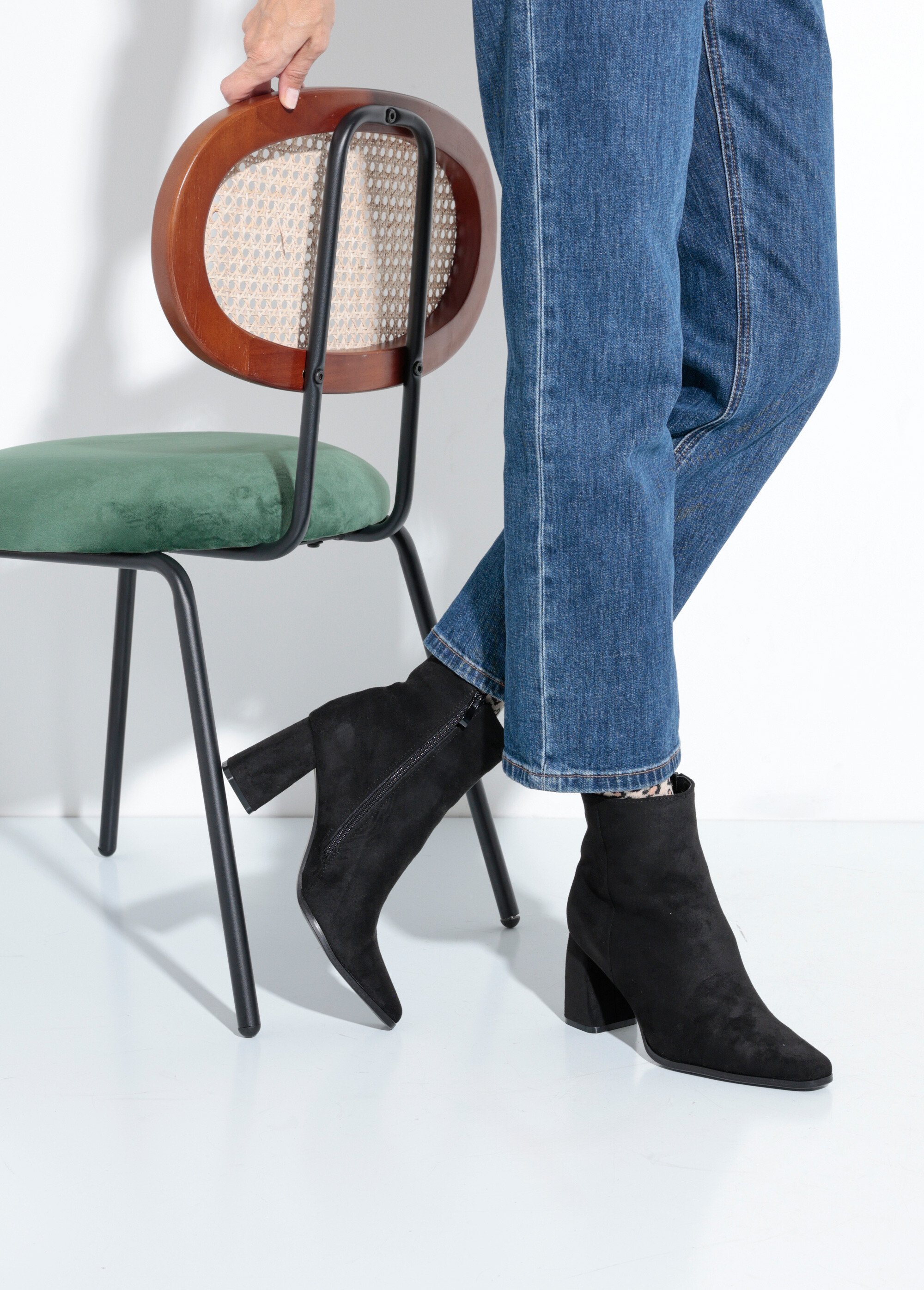 Boots suédine bout pointu et talon mode Femme Noir QUIZ6371A SF1