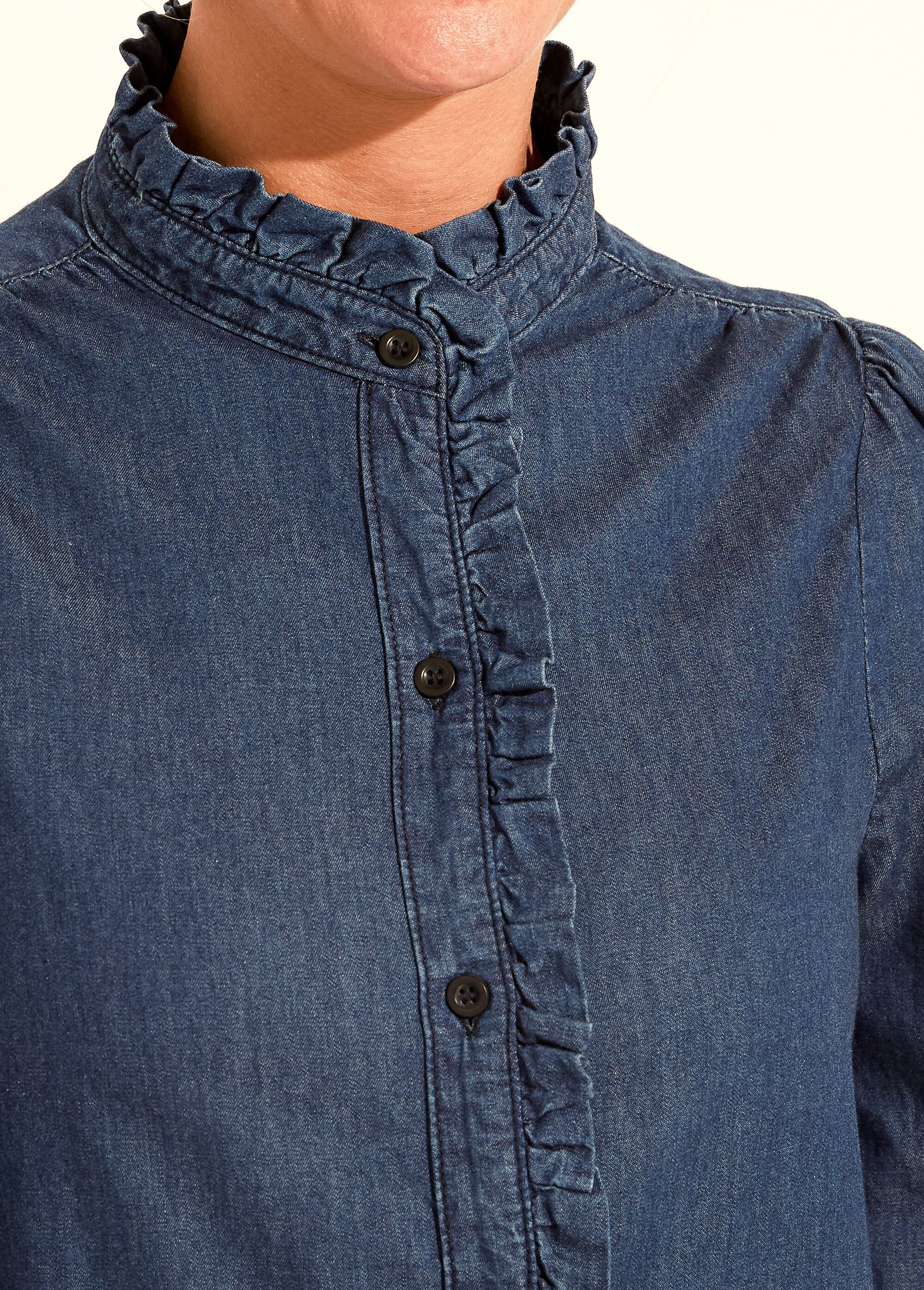 Chemisier col volanté en denim léger