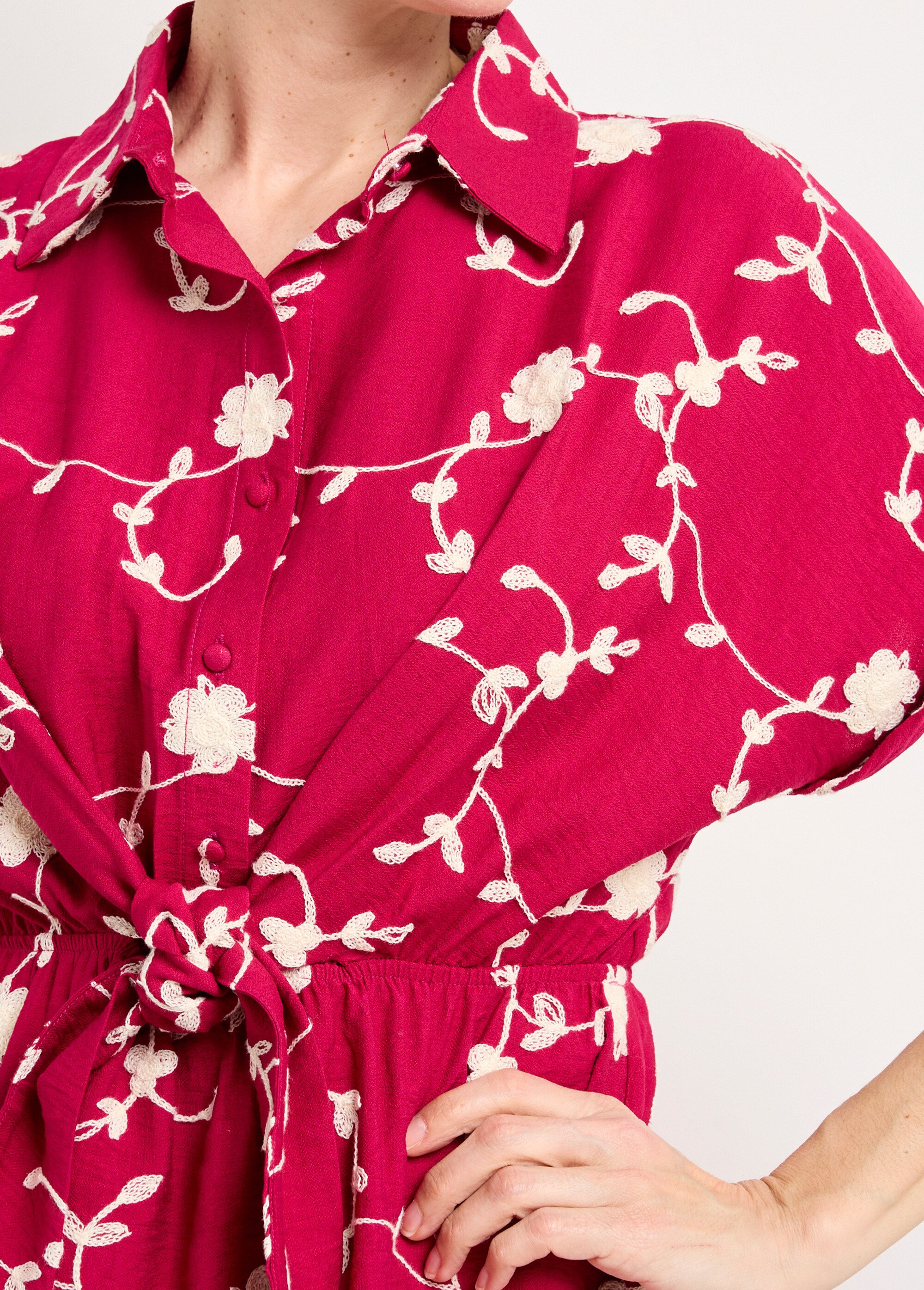 Robe courte taille nouée, fleurs brodées