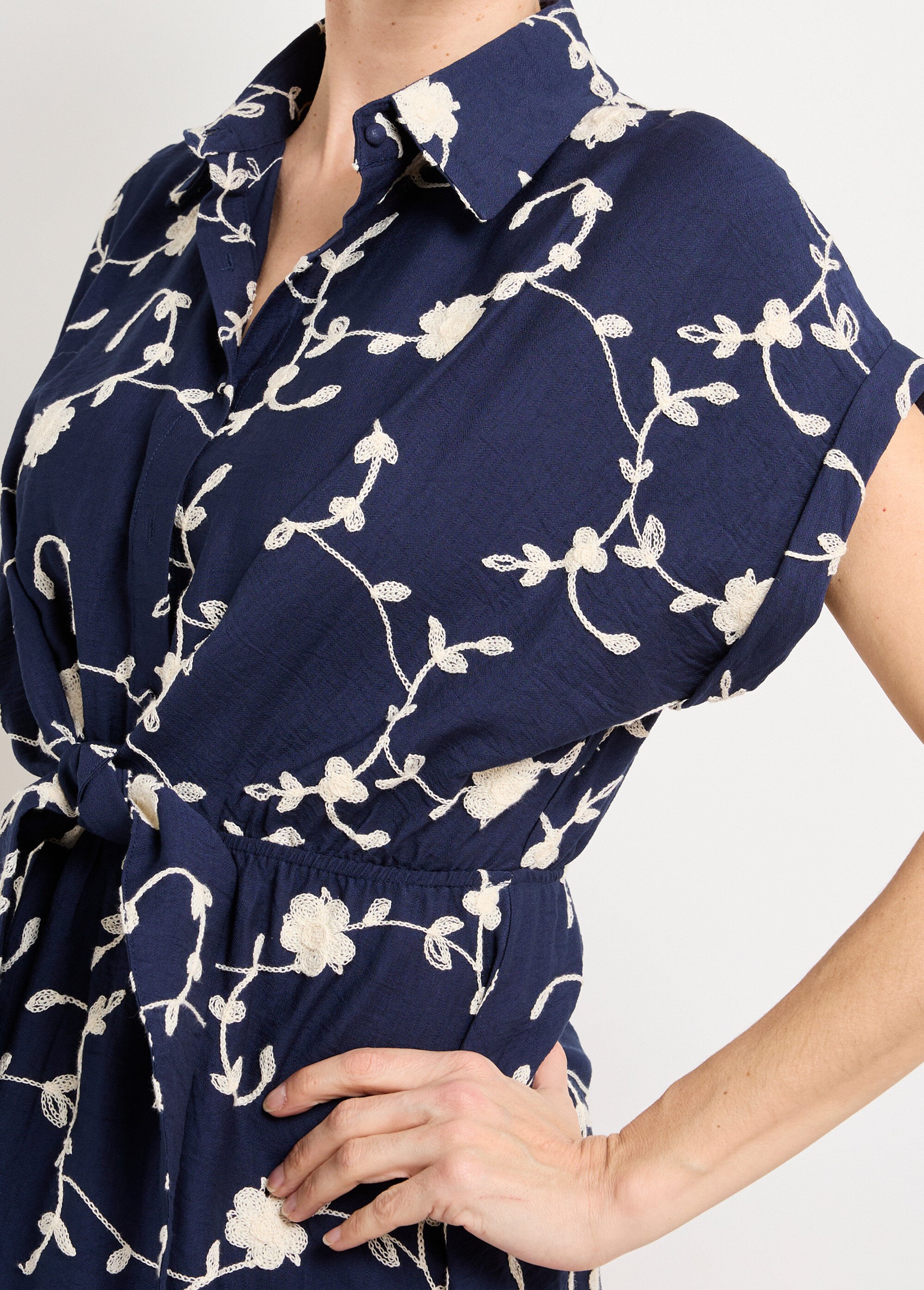 Robe courte taille nouée, fleurs brodées