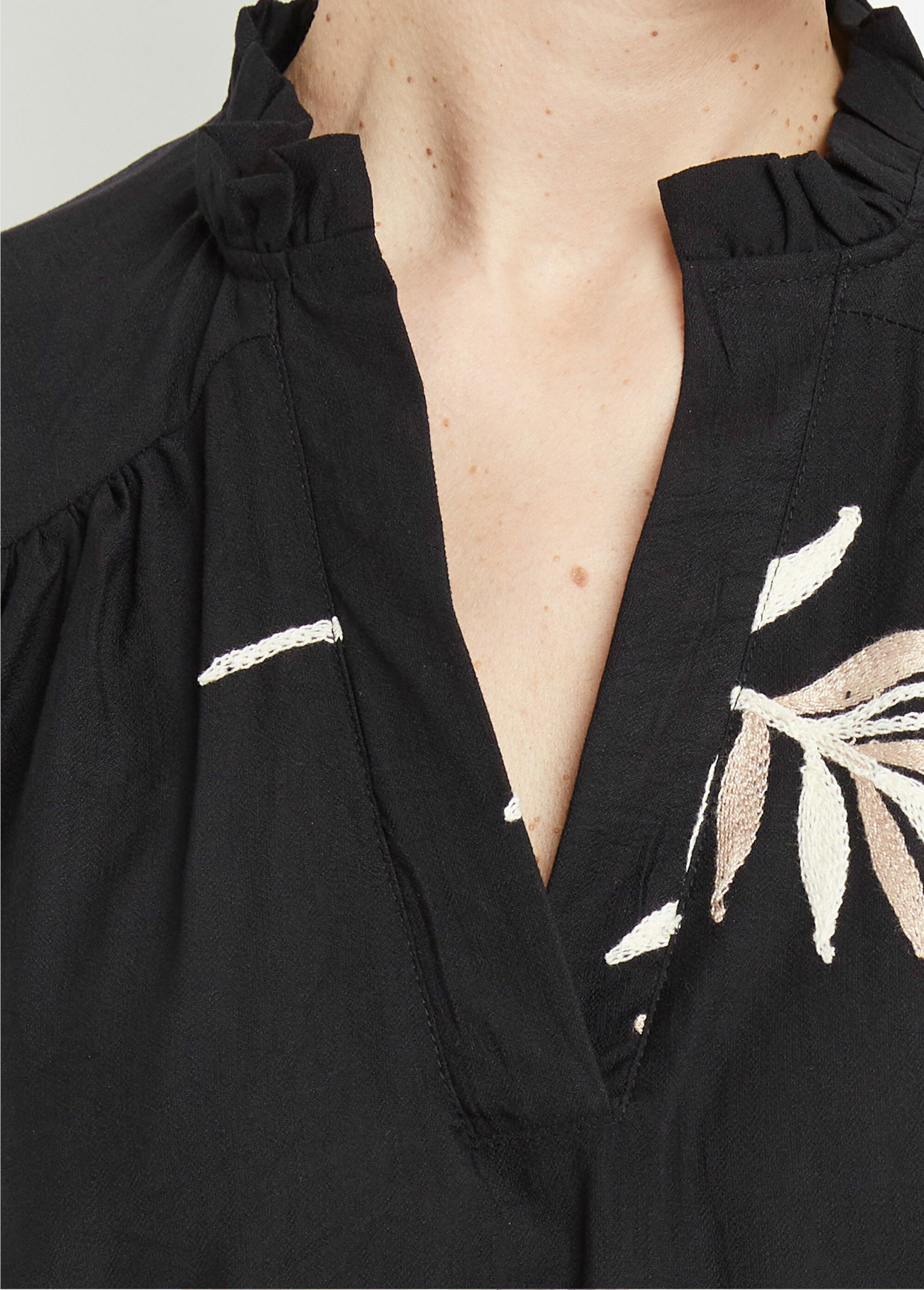 Robe housse courte, broderies feuilles