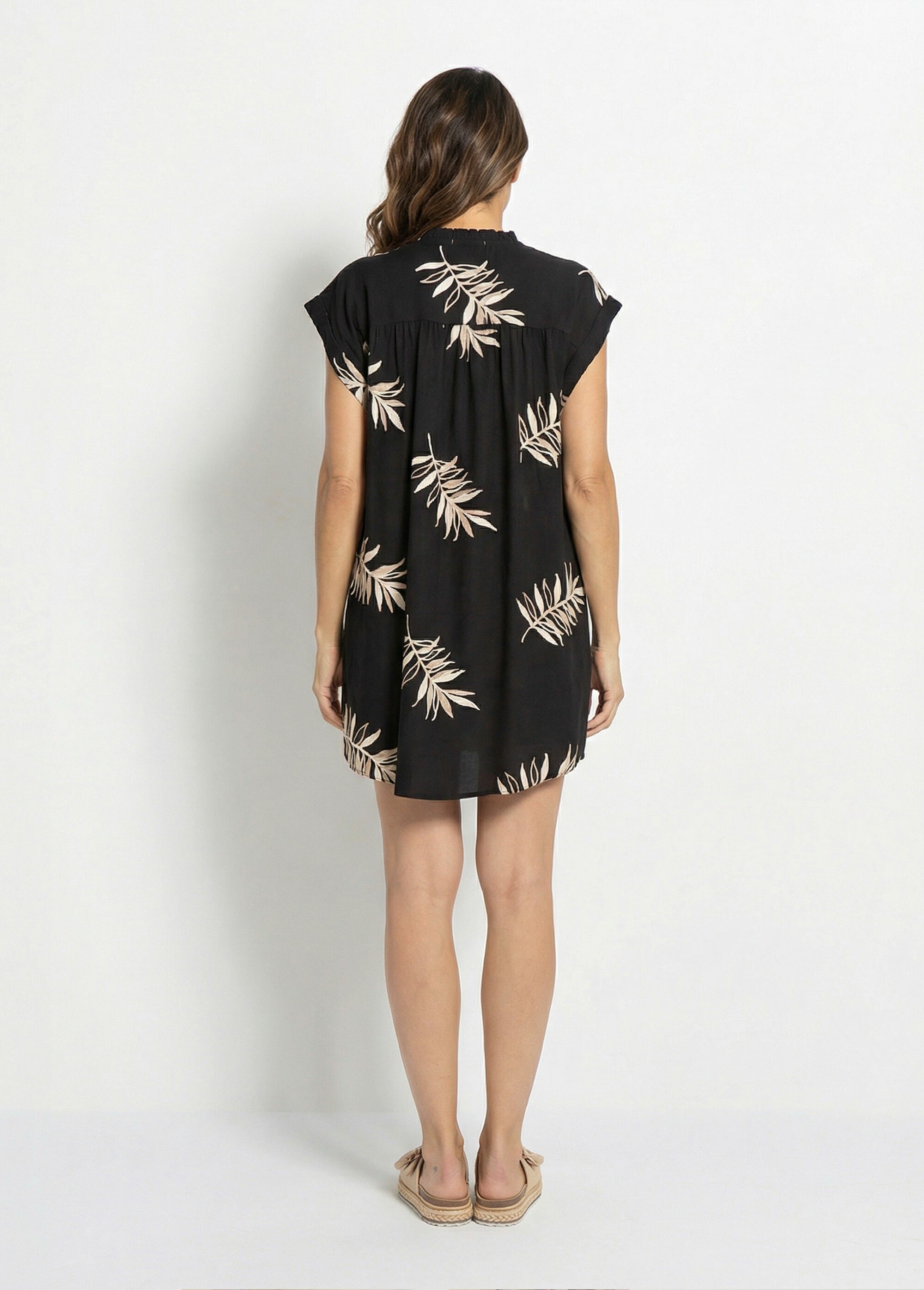 Robe housse courte, broderies feuilles