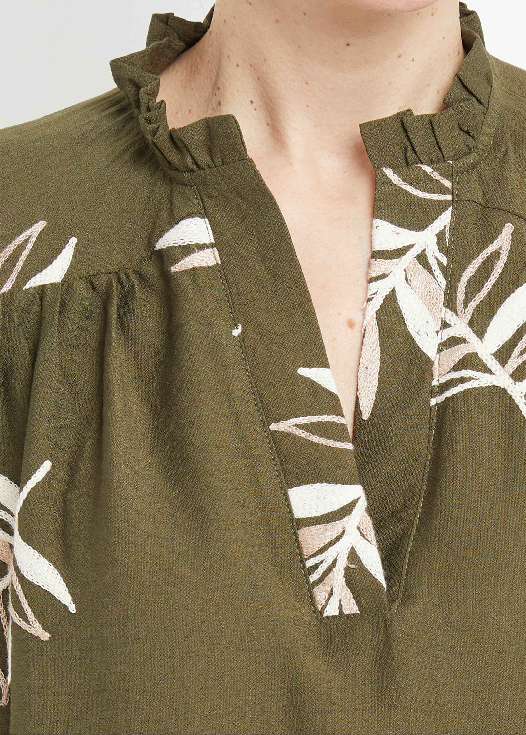 Robe housse courte, broderies feuilles