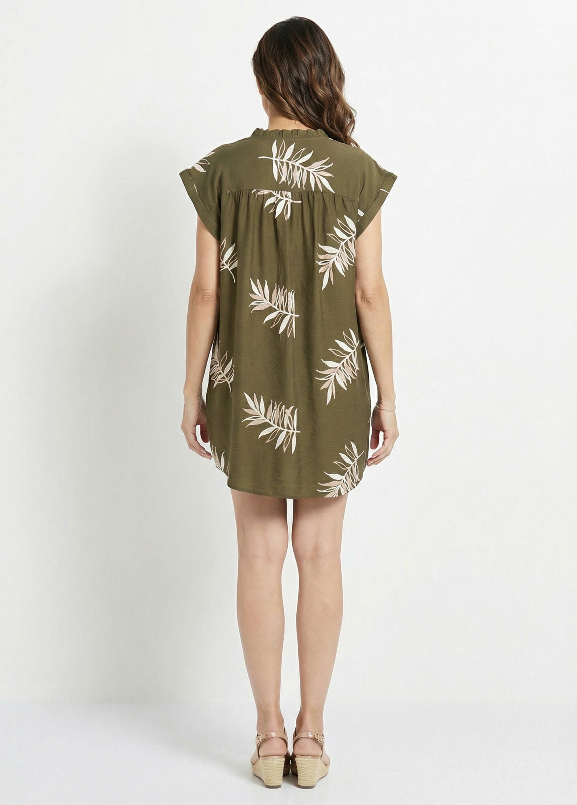Robe housse courte, broderies feuilles