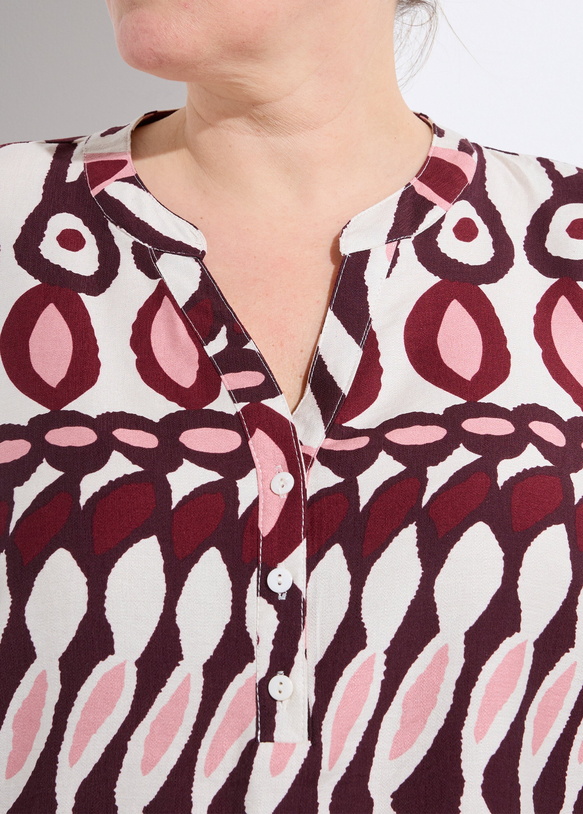 Blouse col V boutonné, imprimé ethnique