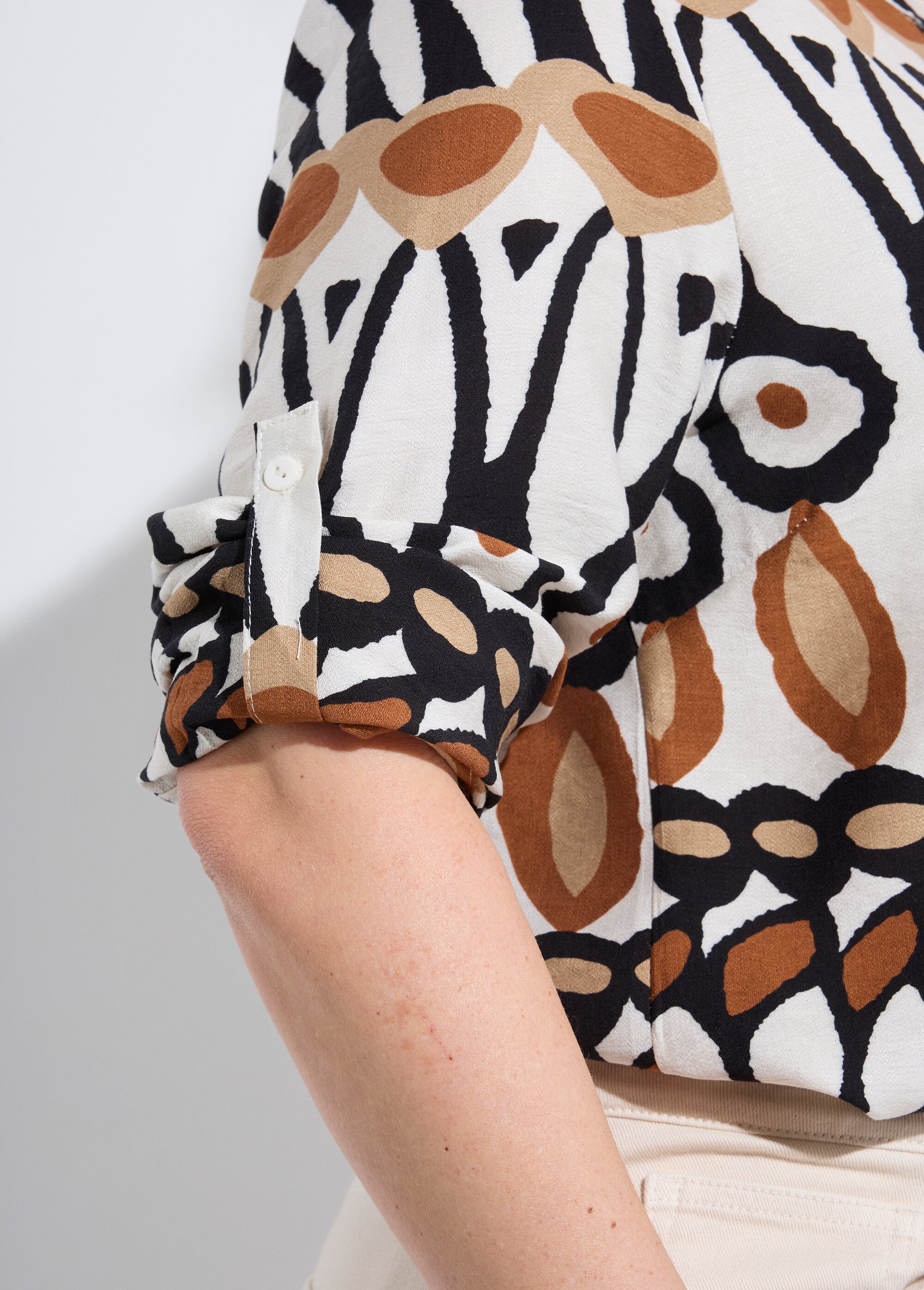 Blouse col V boutonné, imprimé ethnique Femme Grande Taille Marron CHY-F640 DE2