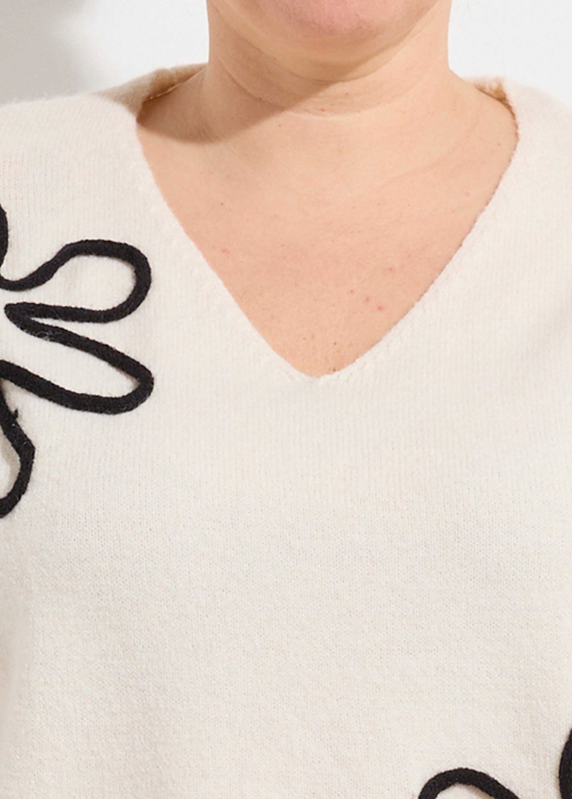 Pull col V applications fleurs