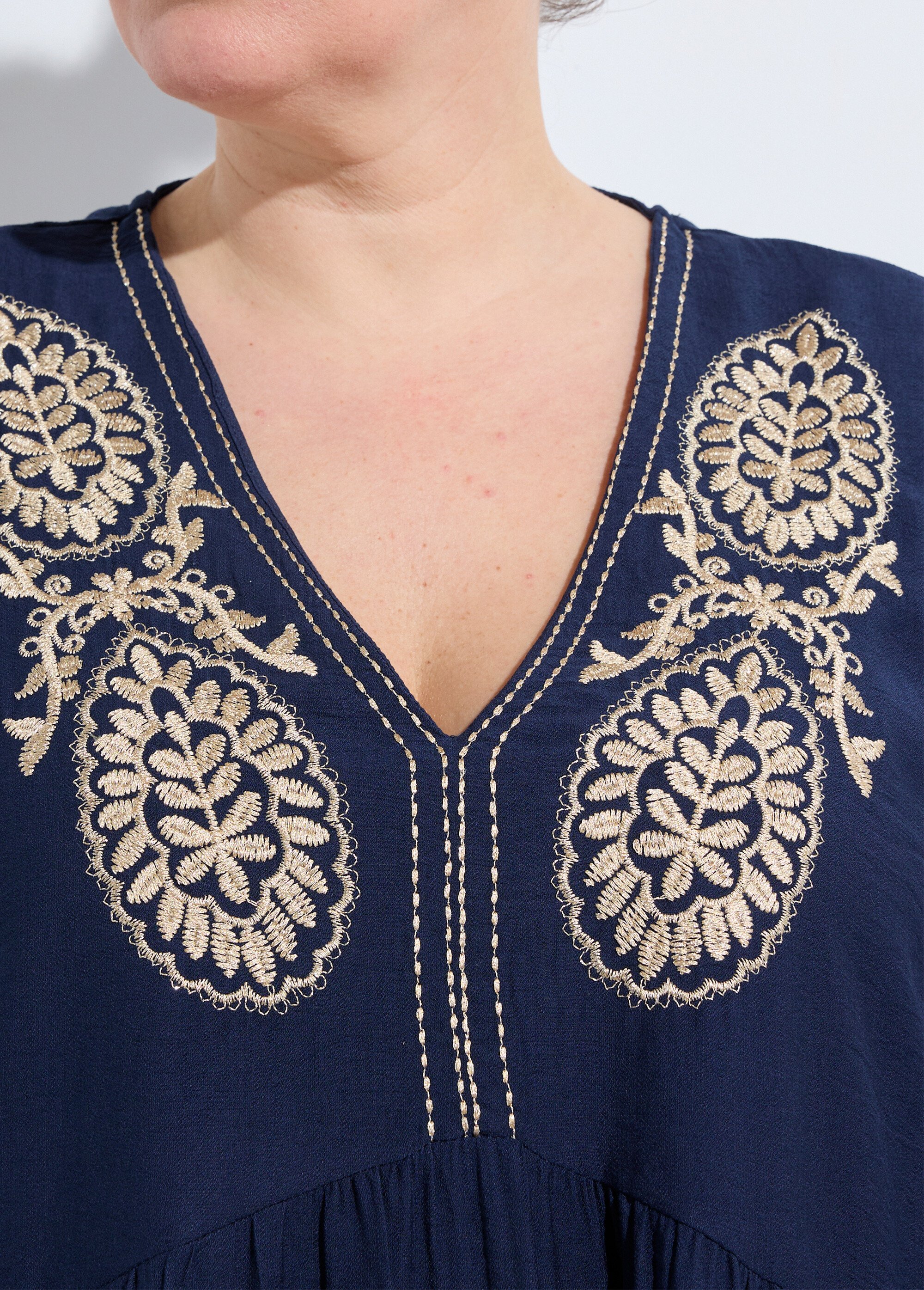 Robe col V avec broderies métallisées
