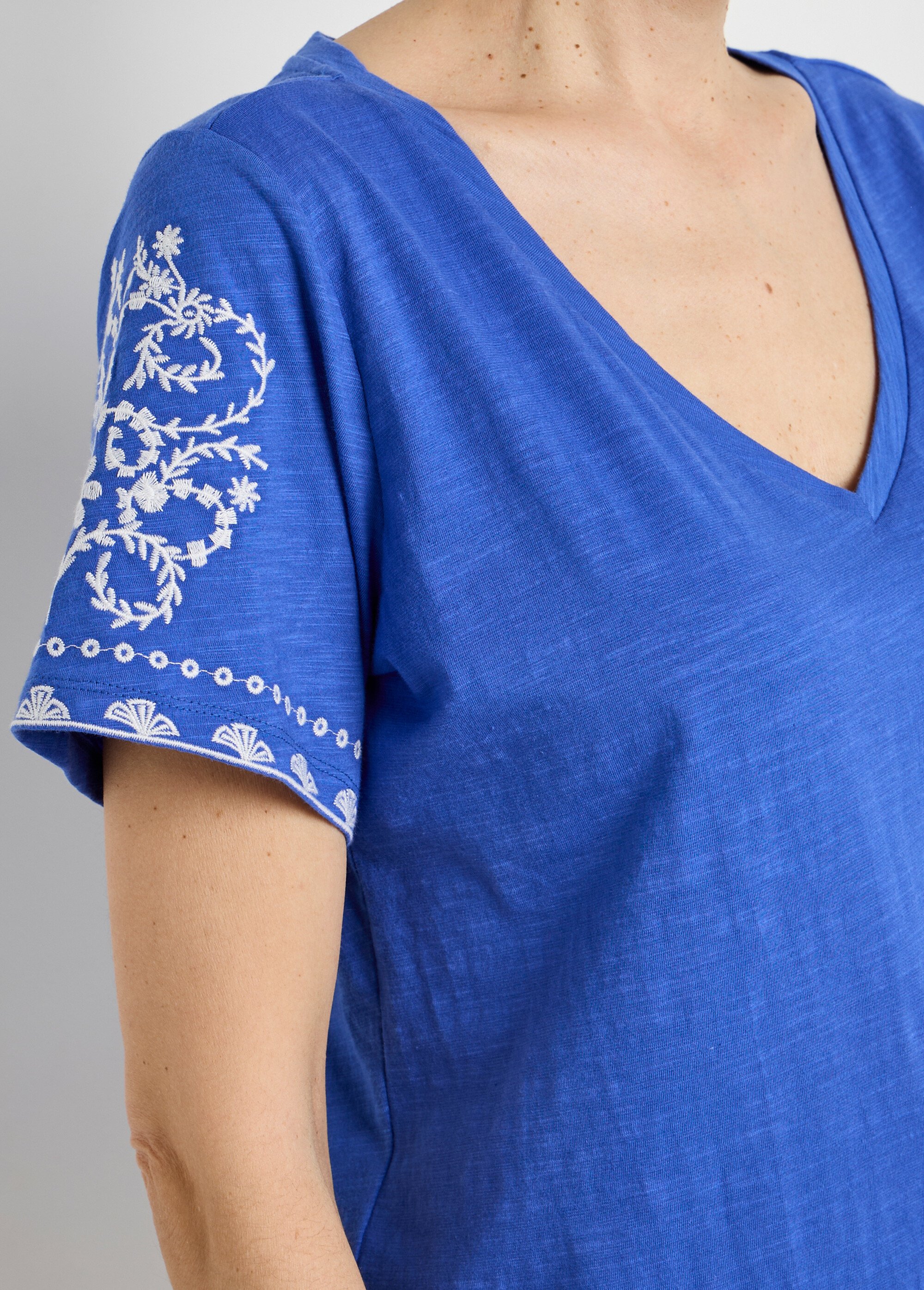 T-shirt brodé col V manches courtes