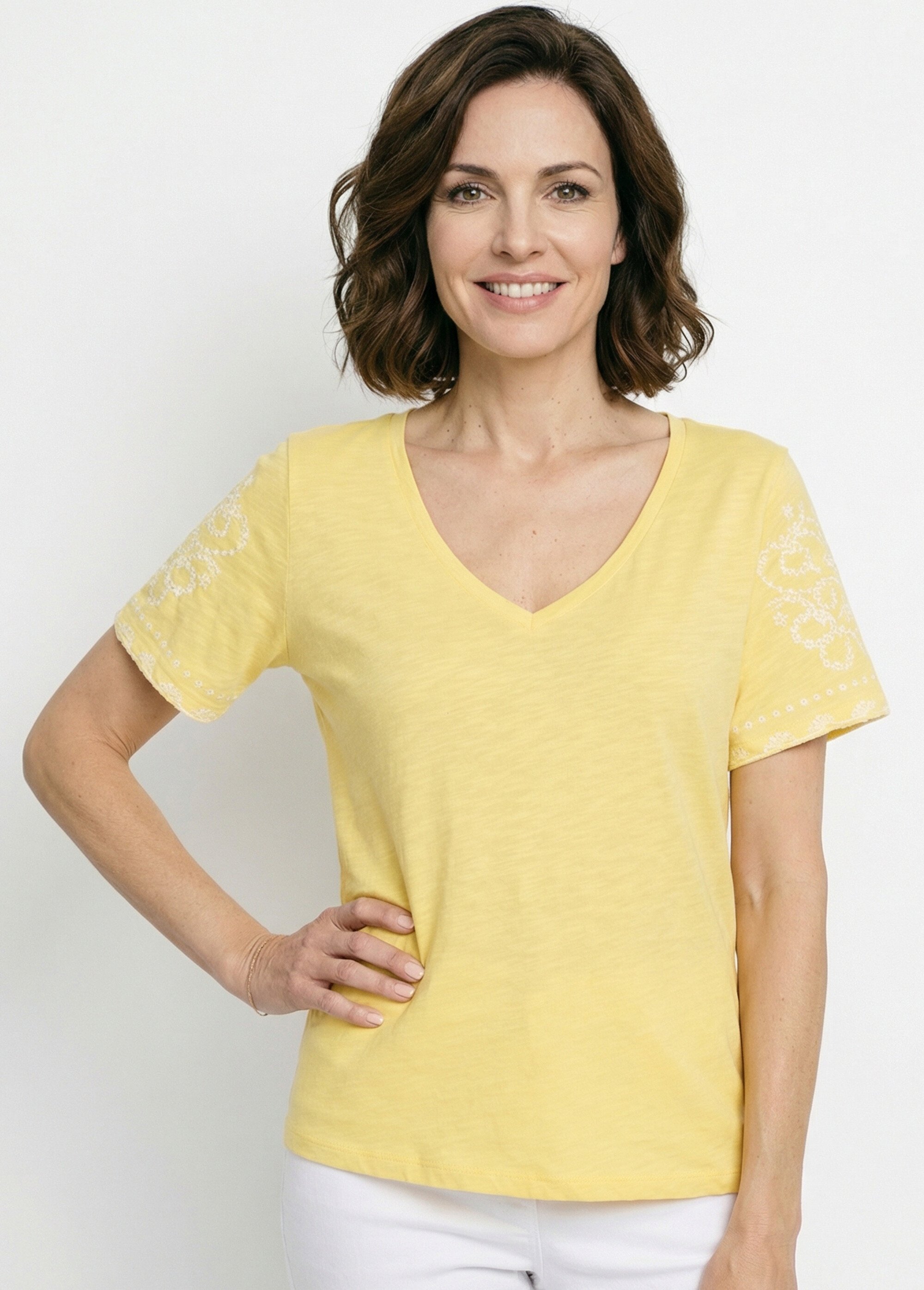 T-shirt brodé col V manches courtes