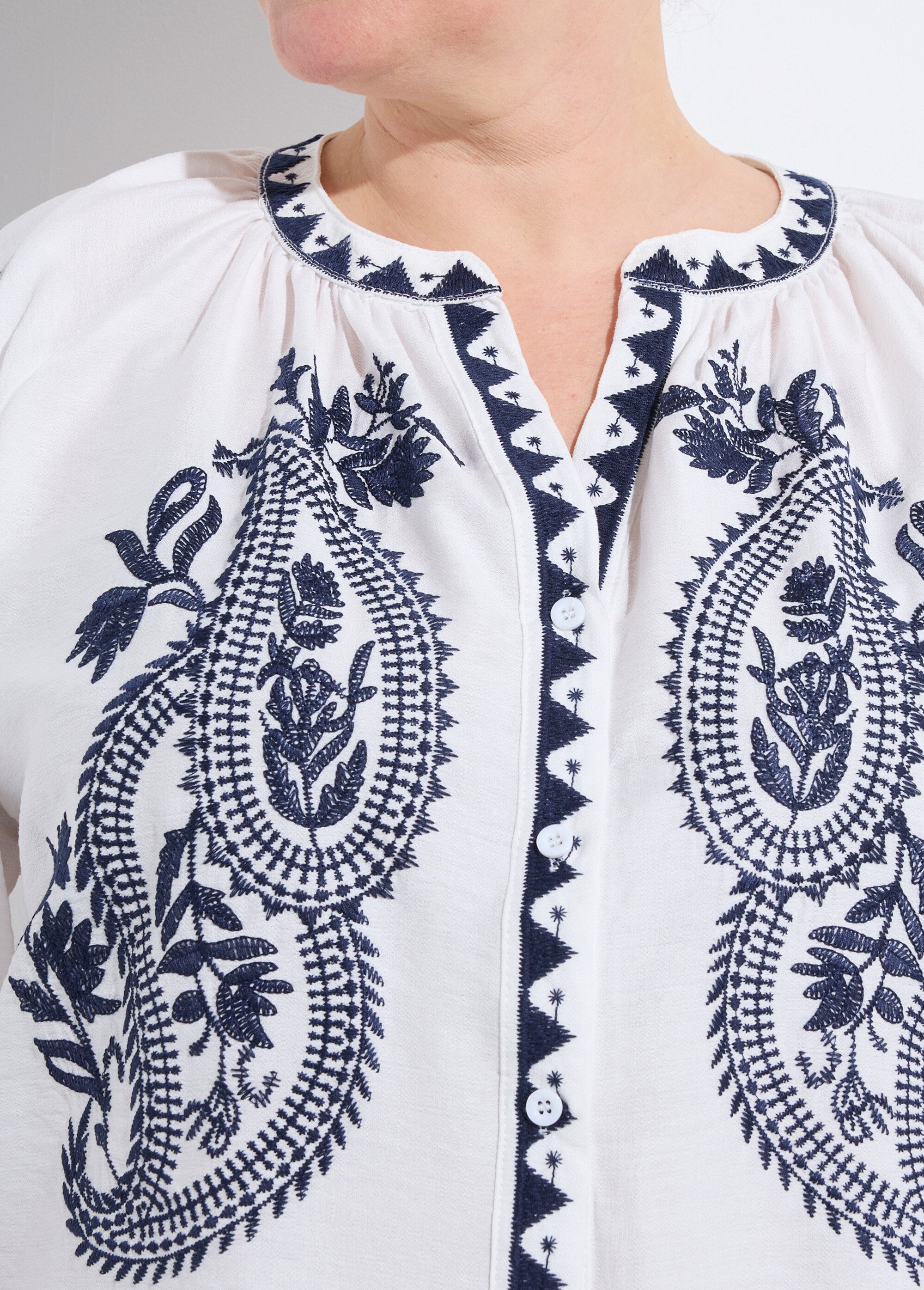 Blouse avec broderies et petit col V Femme Grande Taille Blanc CHY-D06 DE1